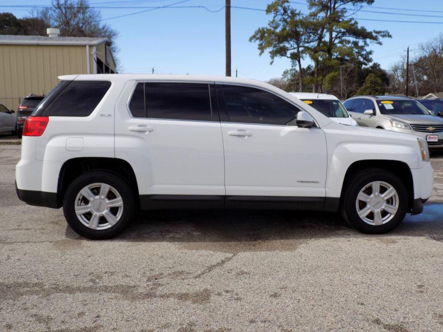 2014 WHITE GMC TERRAIN SLE (2GKALMEK9E6) with an 2.4L engine, Automatic transmission, located at 830 E. Canino Rd., Houston, TX, 77037, (281) 405-0440, 38.358219, -81.729942 - Photo#4