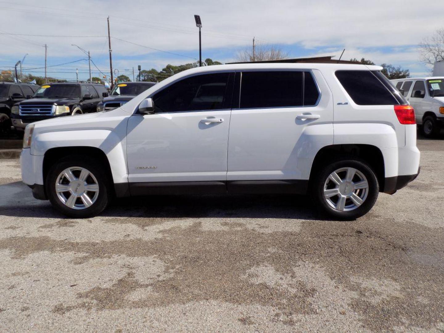 2014 WHITE GMC TERRAIN SLE (2GKALMEK9E6) with an 2.4L engine, Automatic transmission, located at 830 E. Canino Rd., Houston, TX, 77037, (281) 405-0440, 38.358219, -81.729942 - Photo#7
