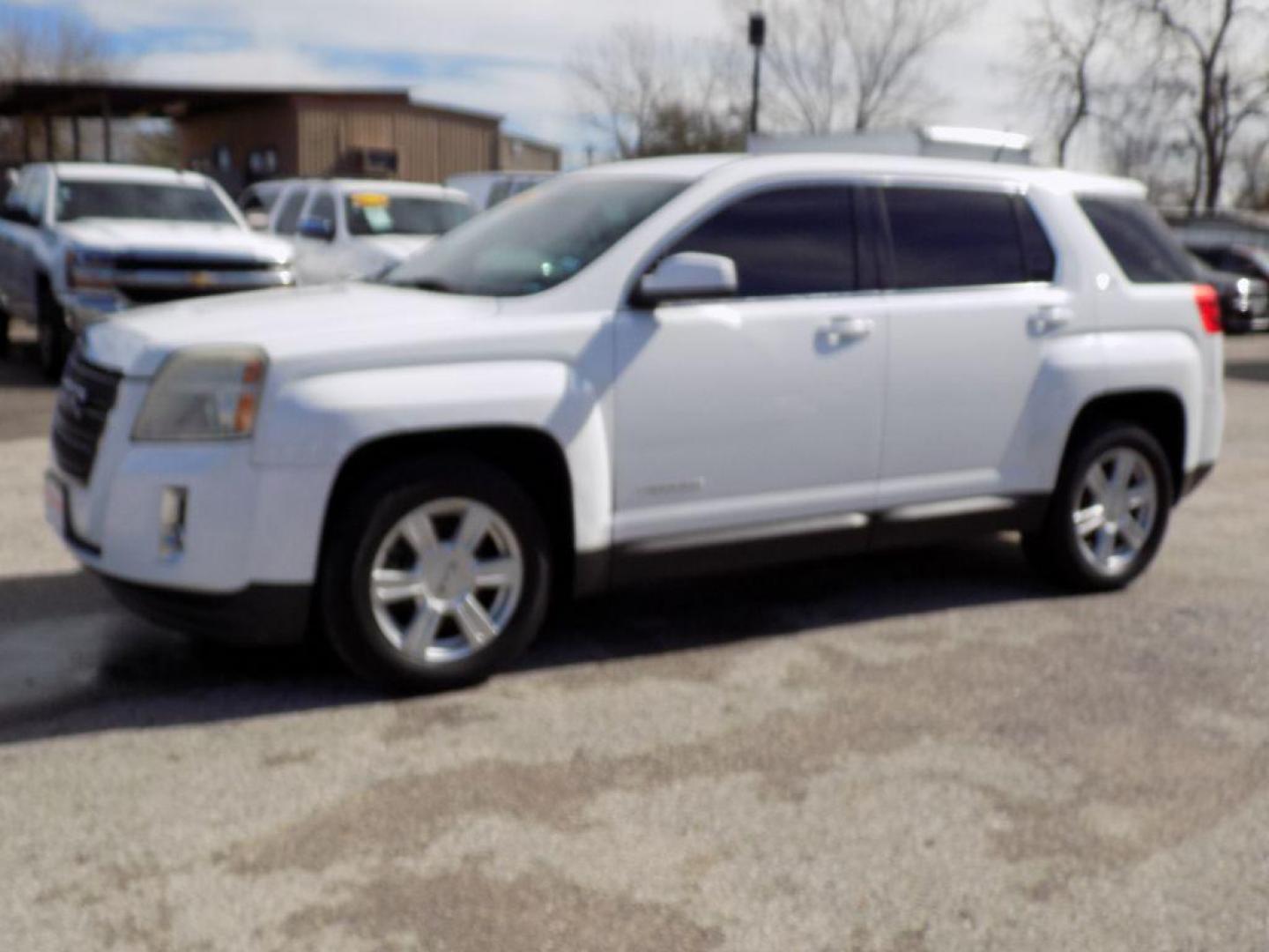 2014 WHITE GMC TERRAIN SLE (2GKALMEK9E6) with an 2.4L engine, Automatic transmission, located at 830 E. Canino Rd., Houston, TX, 77037, (281) 405-0440, 38.358219, -81.729942 - Photo#9