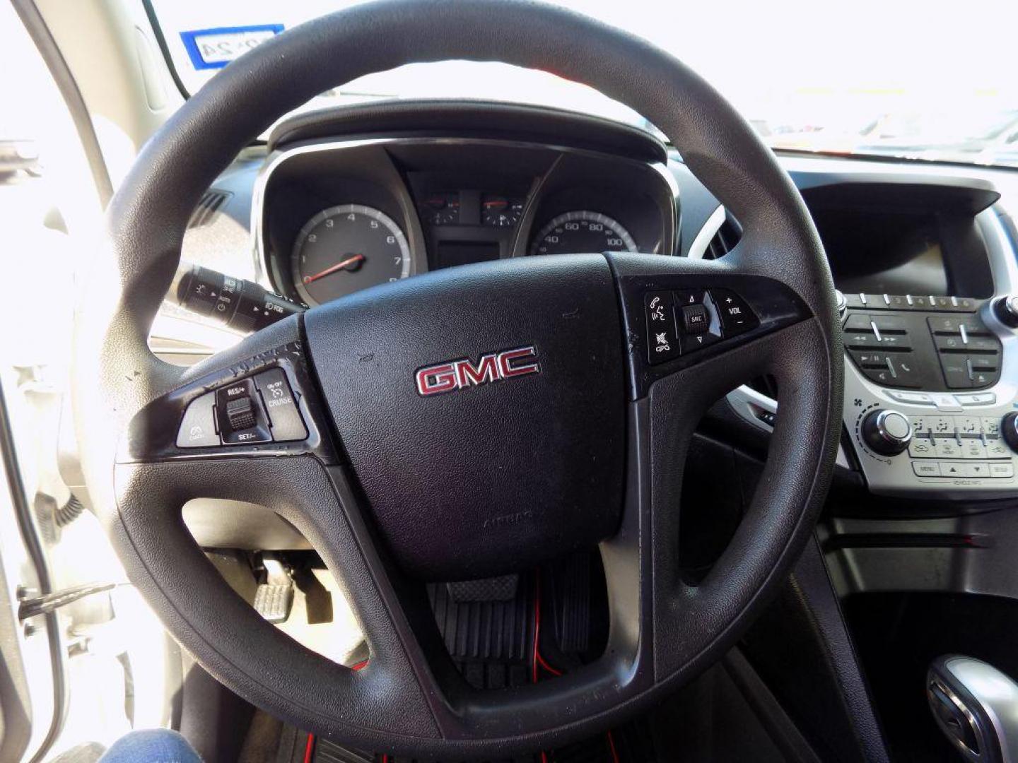 2014 WHITE GMC TERRAIN SLE (2GKALMEK9E6) with an 2.4L engine, Automatic transmission, located at 830 E. Canino Rd., Houston, TX, 77037, (281) 405-0440, 38.358219, -81.729942 - Photo#13