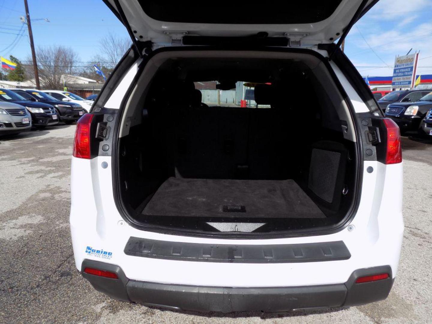 2014 WHITE GMC TERRAIN SLE (2GKALMEK9E6) with an 2.4L engine, Automatic transmission, located at 830 E. Canino Rd., Houston, TX, 77037, (281) 405-0440, 38.358219, -81.729942 - Photo#17