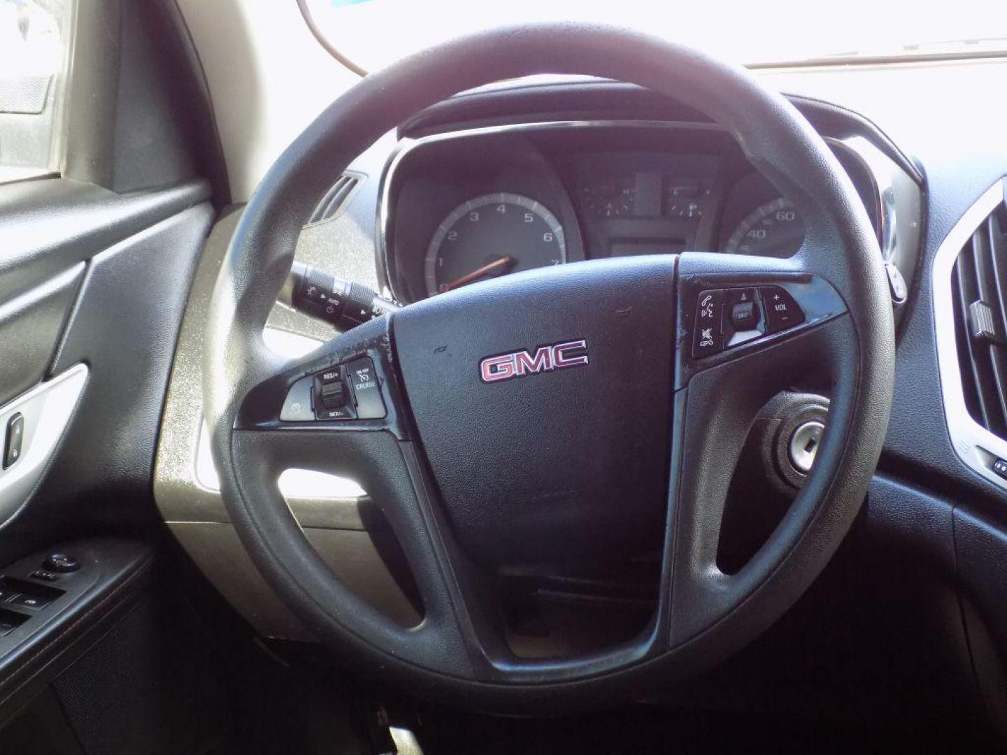 2014 WHITE GMC TERRAIN SLE (2GKALMEK9E6) with an 2.4L engine, Automatic transmission, located at 830 E. Canino Rd., Houston, TX, 77037, (281) 405-0440, 38.358219, -81.729942 - Photo#25