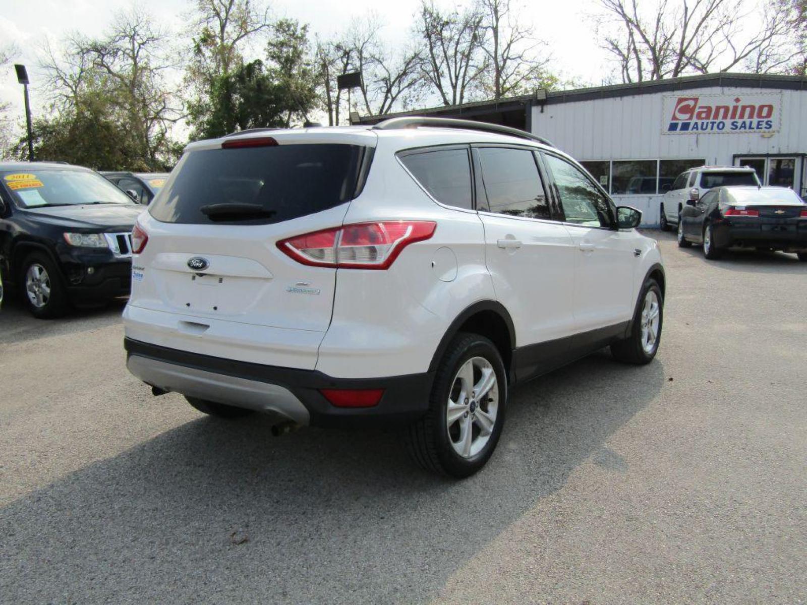 2016 WHITE FORD ESCAPE SE (1FMCU0GX0GU) with an 1.6L engine, Automatic transmission, located at 830 E. Canino Rd., Houston, TX, 77037, (281) 405-0440, 38.358219, -81.729942 - Photo #3