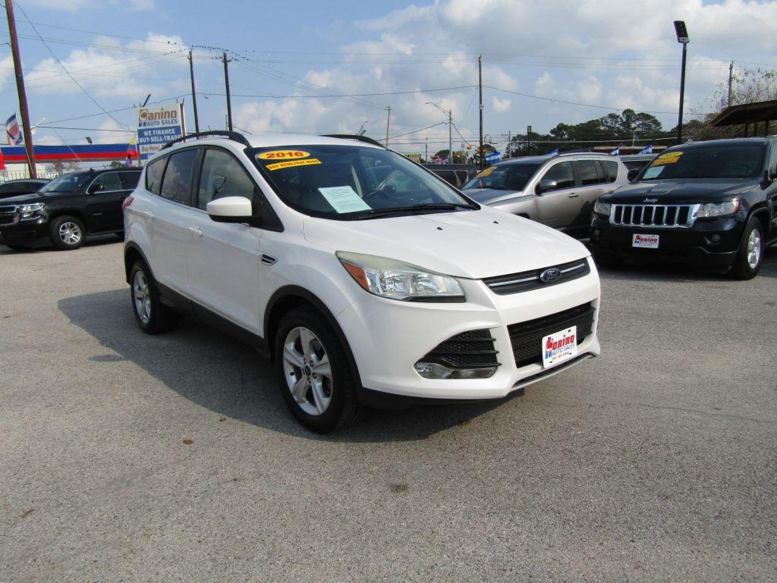 2016 WHITE FORD ESCAPE SE (1FMCU0GX0GU) with an 1.6L engine, Automatic transmission, located at 830 E. Canino Rd., Houston, TX, 77037, (281) 405-0440, 38.358219, -81.729942 - Photo #4