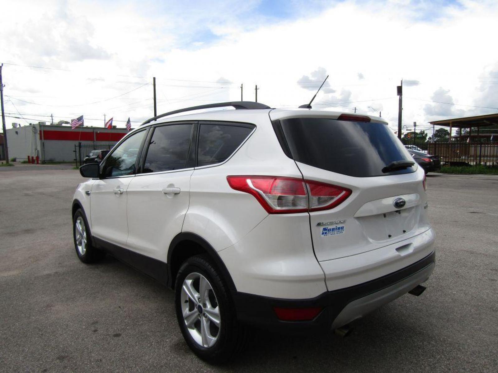 2016 WHITE FORD ESCAPE SE (1FMCU0GX0GU) with an 1.6L engine, Automatic transmission, located at 830 E. Canino Rd., Houston, TX, 77037, (281) 405-0440, 38.358219, -81.729942 - Photo #3