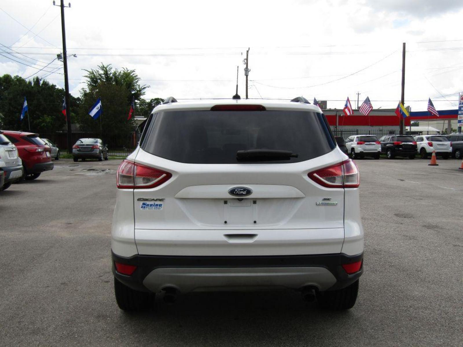 2016 WHITE FORD ESCAPE SE (1FMCU0GX0GU) with an 1.6L engine, Automatic transmission, located at 830 E. Canino Rd., Houston, TX, 77037, (281) 405-0440, 38.358219, -81.729942 - Photo #4
