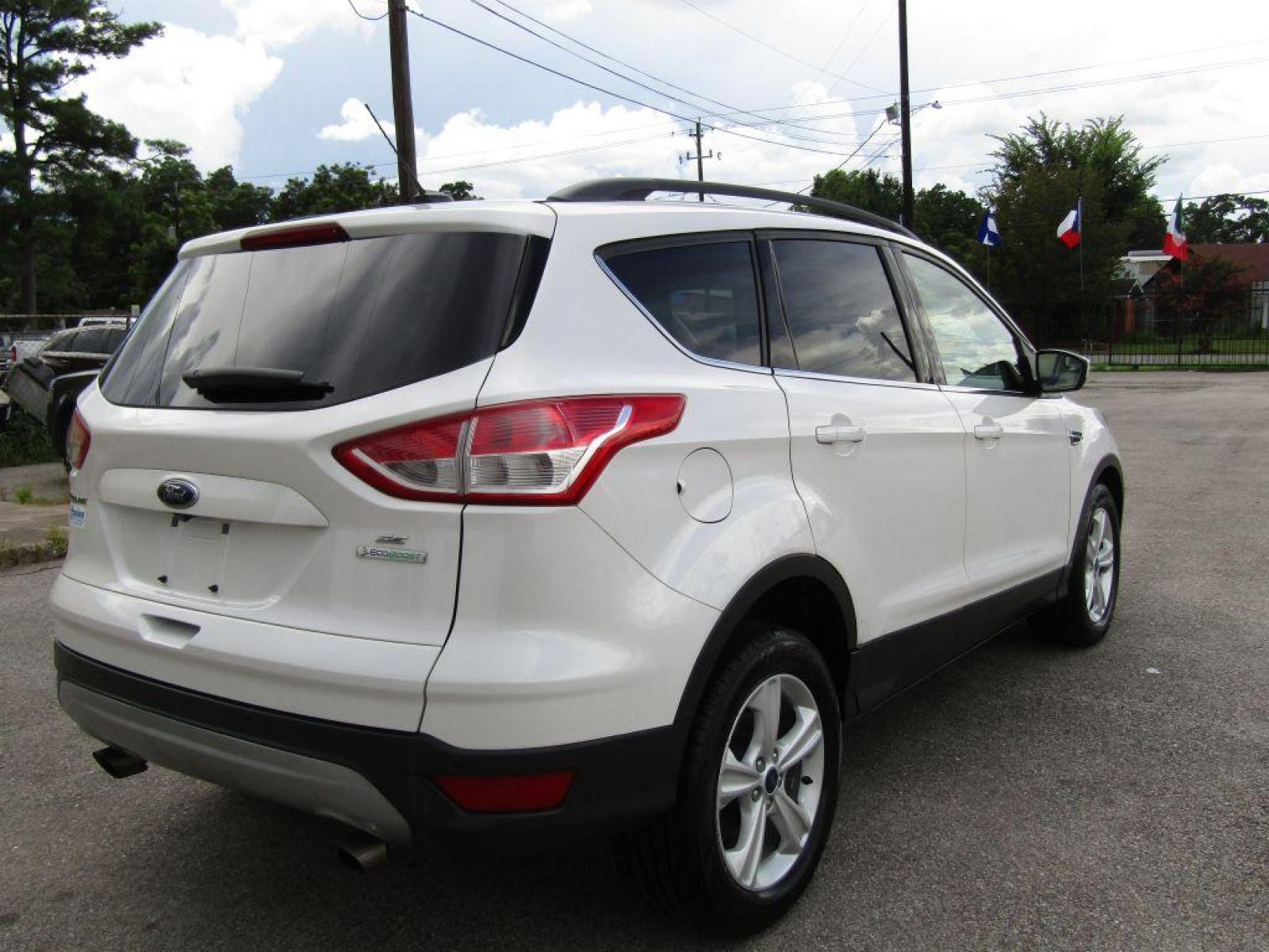 2016 WHITE FORD ESCAPE SE (1FMCU0GX0GU) with an 1.6L engine, Automatic transmission, located at 830 E. Canino Rd., Houston, TX, 77037, (281) 405-0440, 38.358219, -81.729942 - Photo #5