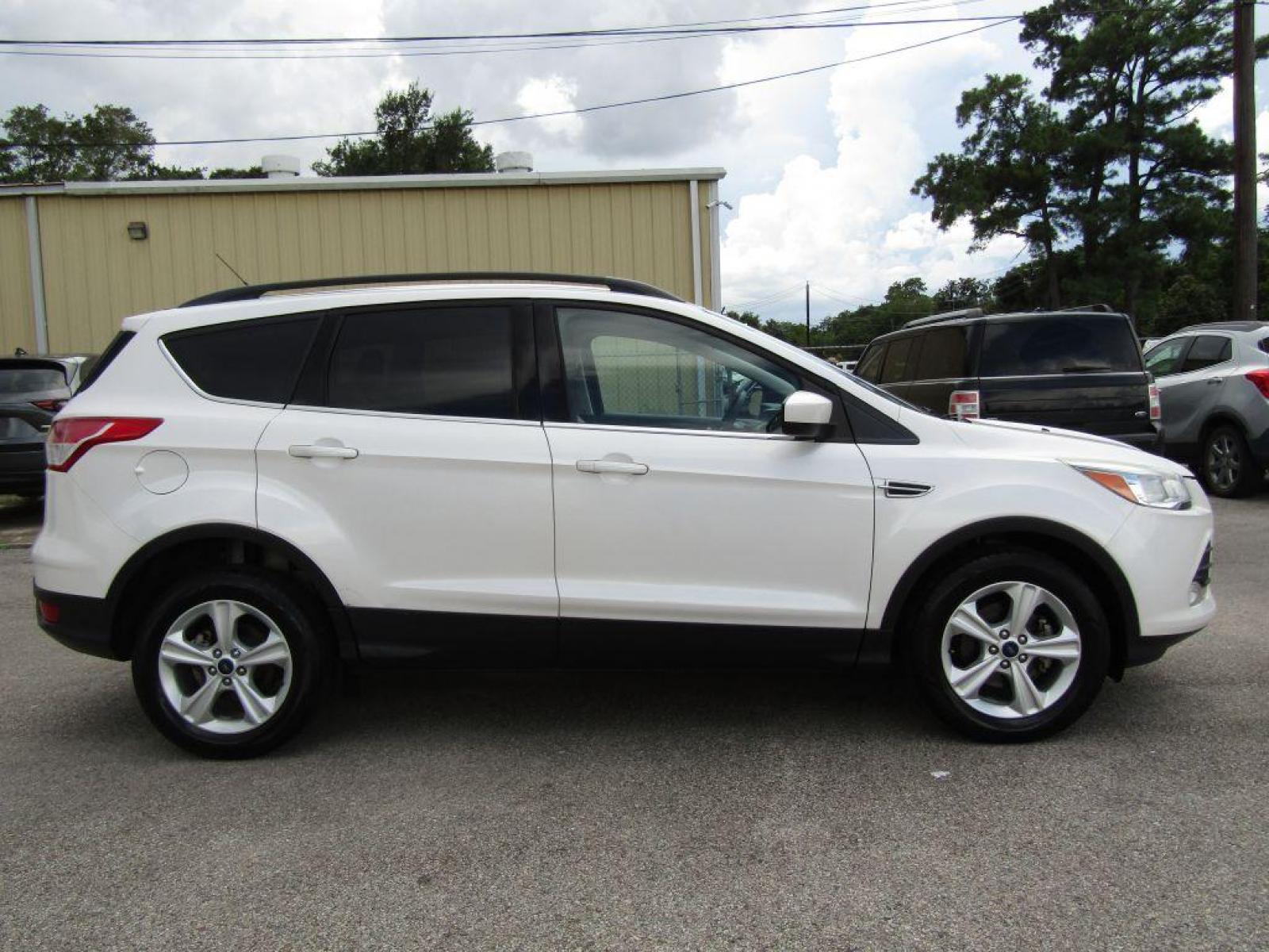 2016 WHITE FORD ESCAPE SE (1FMCU0GX0GU) with an 1.6L engine, Automatic transmission, located at 830 E. Canino Rd., Houston, TX, 77037, (281) 405-0440, 38.358219, -81.729942 - Photo #6