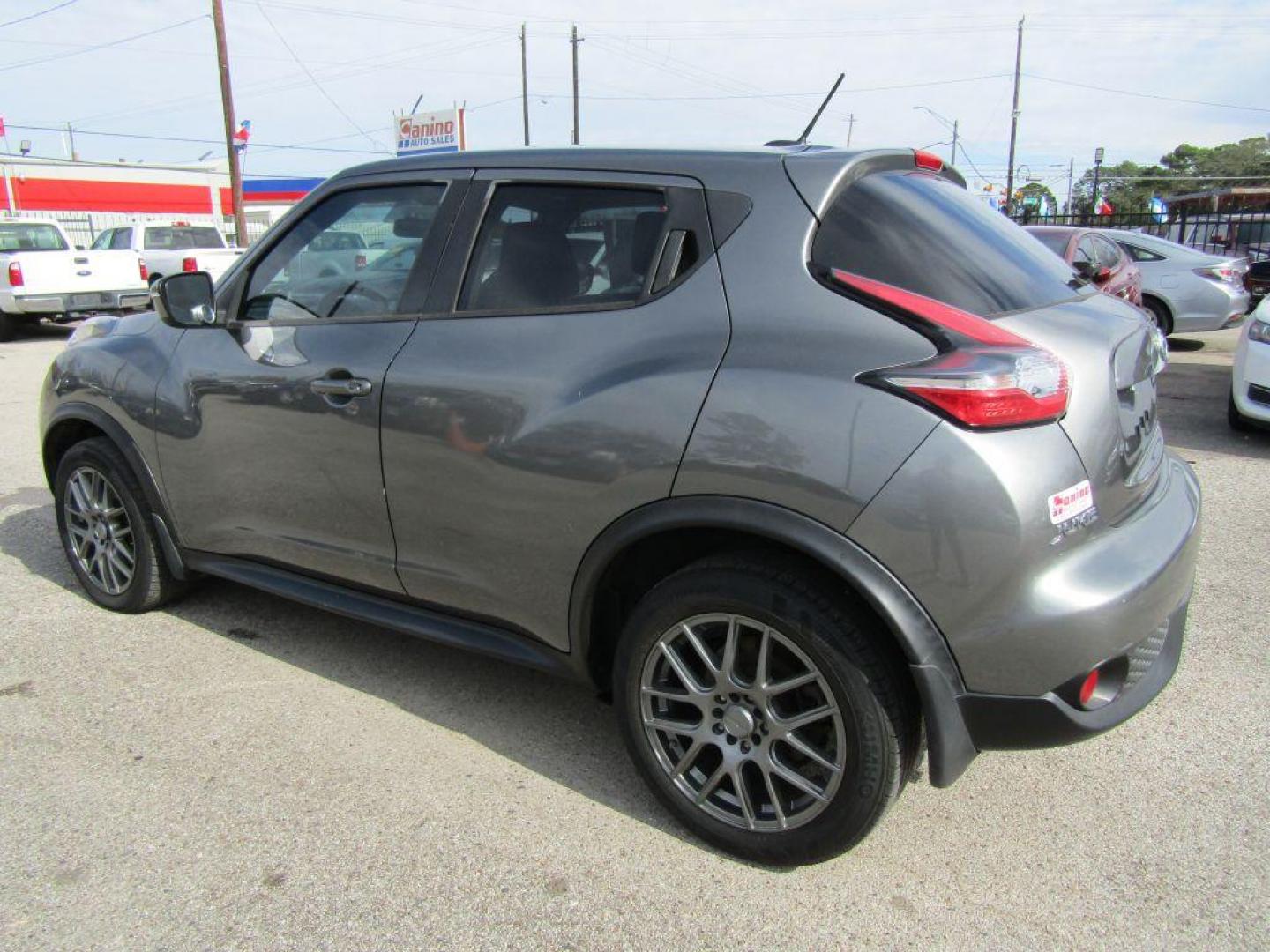2015 GRAY NISSAN JUKE S (JN8AF5MR6FT) with an 1.6L engine, Continuously Variable transmission, located at 830 E. Canino Rd., Houston, TX, 77037, (281) 405-0440, 38.358219, -81.729942 - Photo#4
