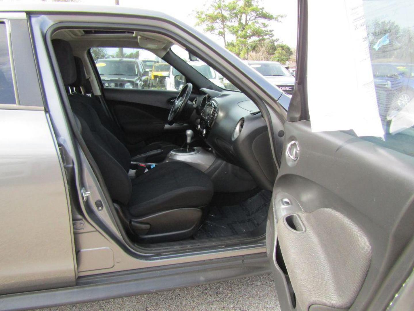 2015 GRAY NISSAN JUKE S (JN8AF5MR6FT) with an 1.6L engine, Continuously Variable transmission, located at 830 E. Canino Rd., Houston, TX, 77037, (281) 405-0440, 38.358219, -81.729942 - Photo#6