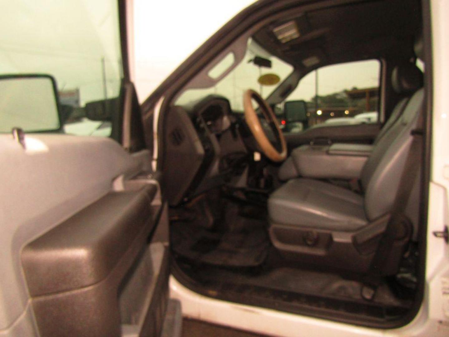 2012 WHITE FORD F250 SUPER DUTY (1FT7W2A69CE) with an 6.2L engine, Automatic transmission, located at 830 E. Canino Rd., Houston, TX, 77037, (281) 405-0440, 38.358219, -81.729942 - Photo#7