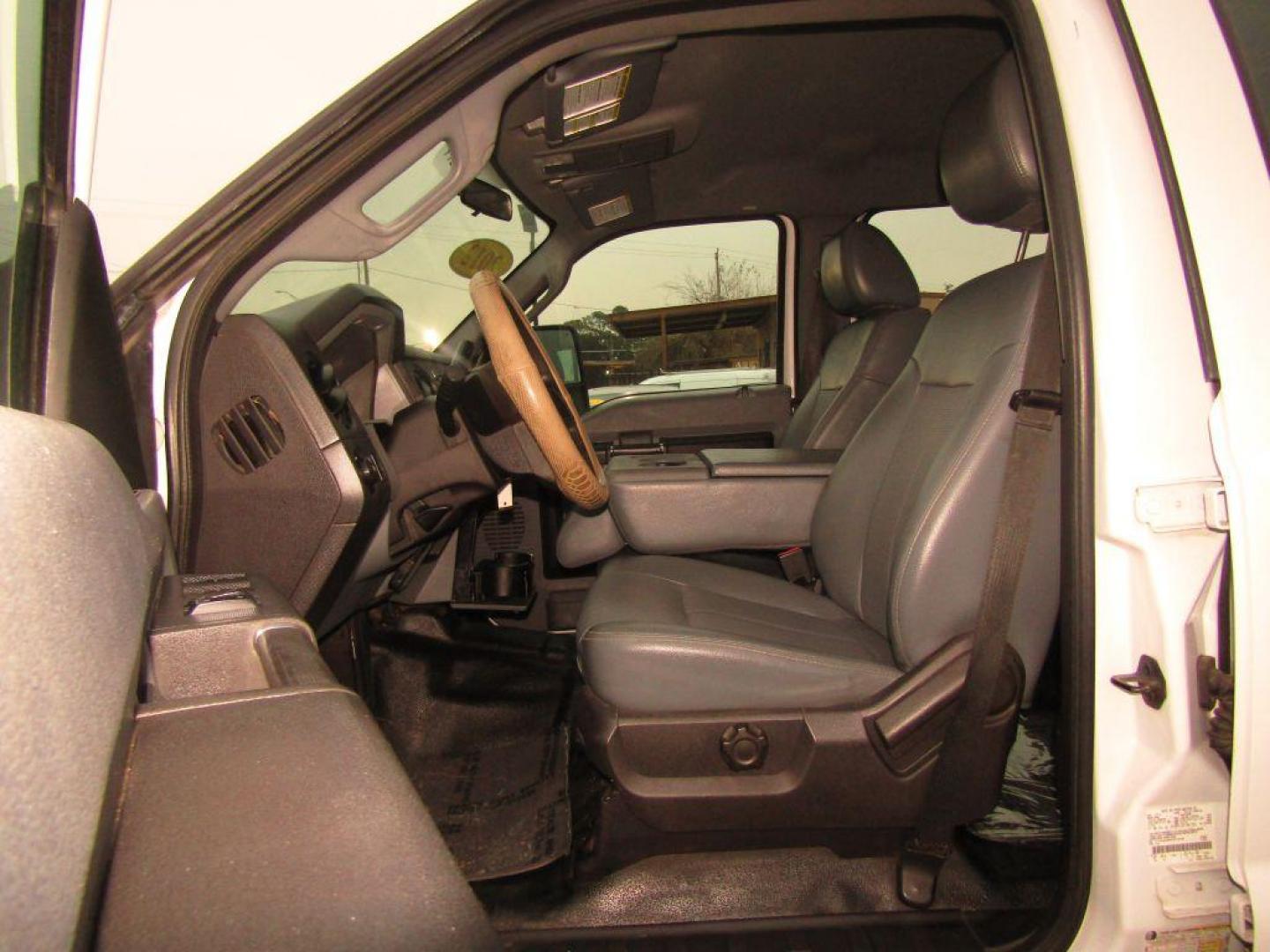 2012 WHITE FORD F250 SUPER DUTY (1FT7W2A69CE) with an 6.2L engine, Automatic transmission, located at 830 E. Canino Rd., Houston, TX, 77037, (281) 405-0440, 38.358219, -81.729942 - Photo#8