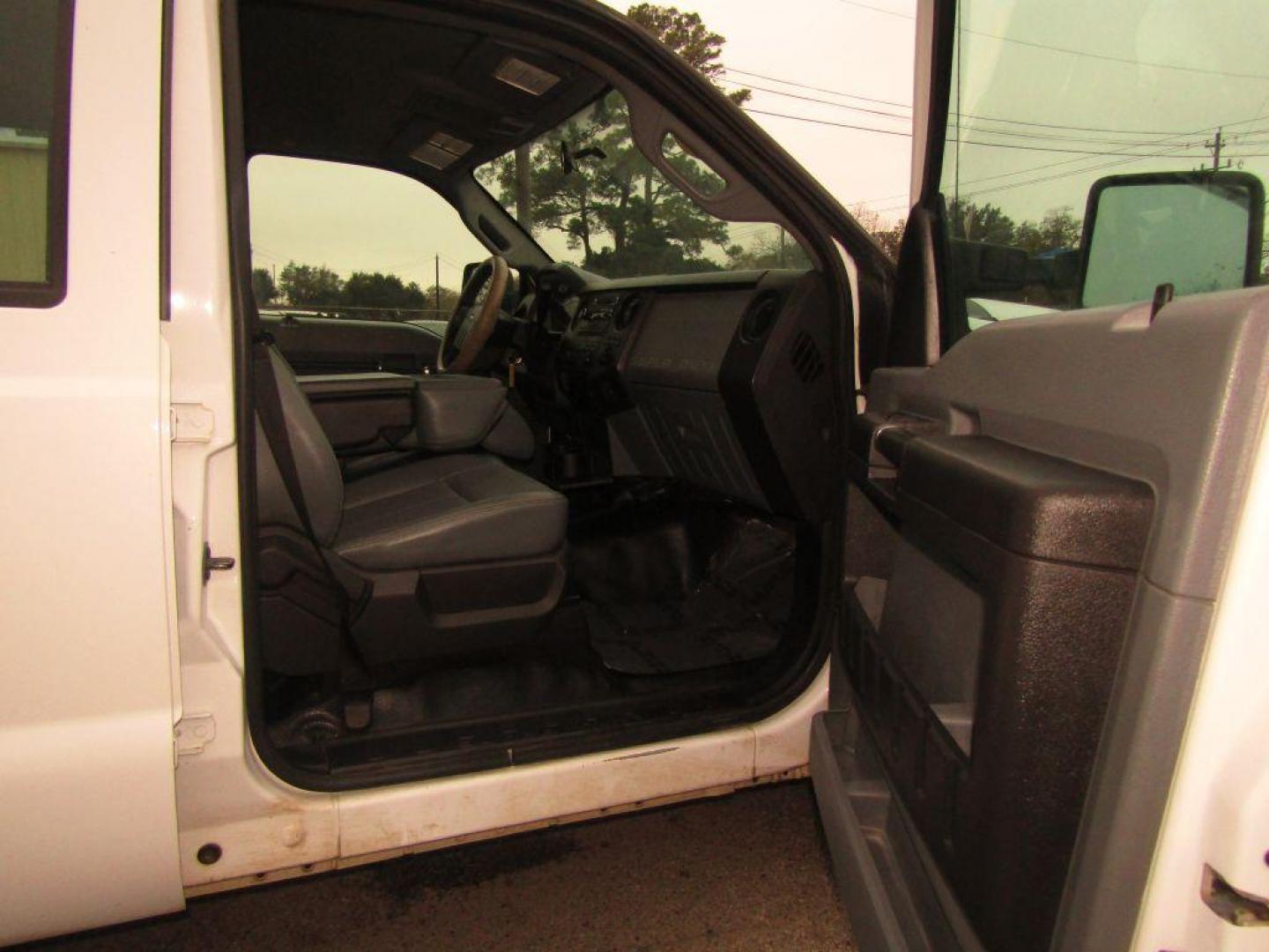 2012 WHITE FORD F250 SUPER DUTY (1FT7W2A69CE) with an 6.2L engine, Automatic transmission, located at 830 E. Canino Rd., Houston, TX, 77037, (281) 405-0440, 38.358219, -81.729942 - Photo#15