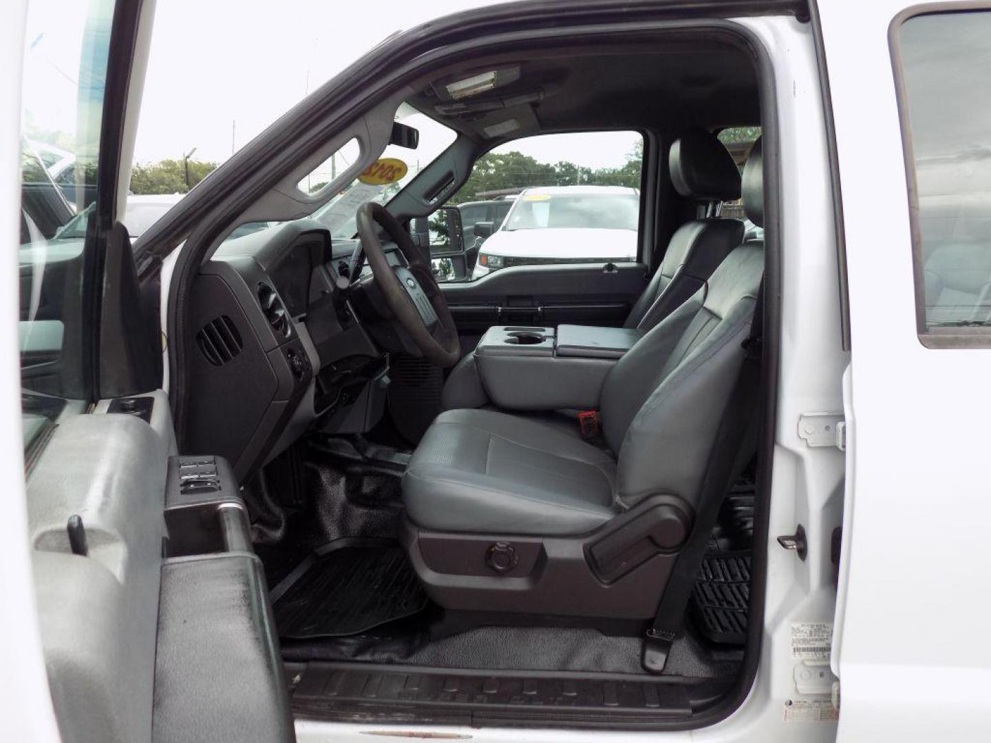 2012 WHITE FORD F250 SUPER DUTY (1FT7W2A69CE) with an 6.2L engine, Automatic transmission, located at 830 E. Canino Rd., Houston, TX, 77037, (281) 405-0440, 38.358219, -81.729942 - Photo#4