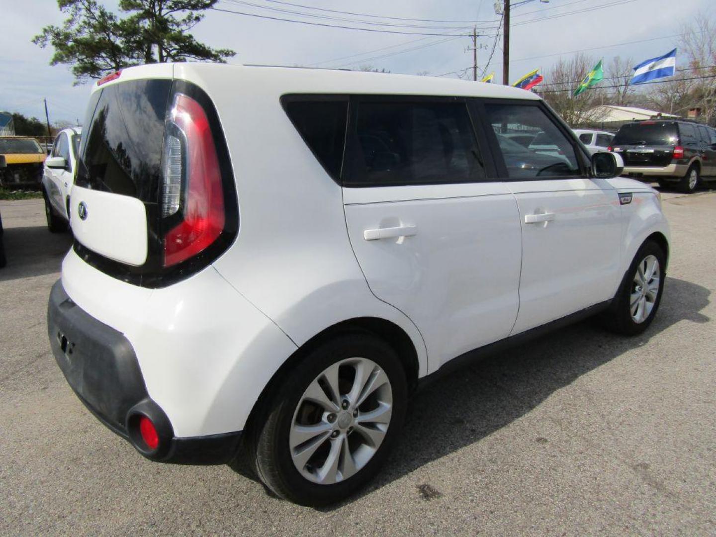 2016 WHITE KIA SOUL + (KNDJP3A52G7) with an 2.0L engine, Automatic transmission, located at 830 E. Canino Rd., Houston, TX, 77037, (281) 405-0440, 38.358219, -81.729942 - $1,700 DOWN + TT and L IN HOUSE FINANCING AVAILABLE FINANCIAMIENTO EN CASA DISPONIBLE CALL OR COME IN TODAY 281 405 0440 CANINO AUTO SALES, LLC - Photo#2