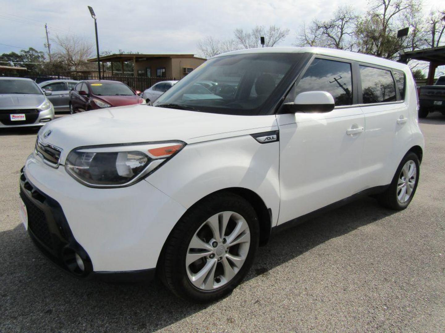 2016 WHITE KIA SOUL + (KNDJP3A52G7) with an 2.0L engine, Automatic transmission, located at 830 E. Canino Rd., Houston, TX, 77037, (281) 405-0440, 38.358219, -81.729942 - $1,700 DOWN + TT and L IN HOUSE FINANCING AVAILABLE FINANCIAMIENTO EN CASA DISPONIBLE CALL OR COME IN TODAY 281 405 0440 CANINO AUTO SALES, LLC - Photo#5