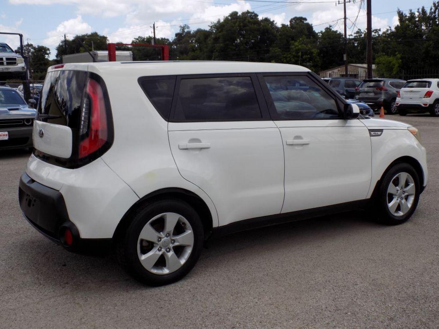 2016 WHITE KIA SOUL + (KNDJP3A52G7) with an 2.0L engine, Automatic transmission, located at 830 E. Canino Rd., Houston, TX, 77037, (281) 405-0440, 38.358219, -81.729942 - $1,700 DOWN + TT and L IN HOUSE FINANCING AVAILABLE FINANCIAMIENTO EN CASA DISPONIBLE CALL OR COME IN TODAY 281 405 0440 CANINO AUTO SALES, LLC - Photo#5