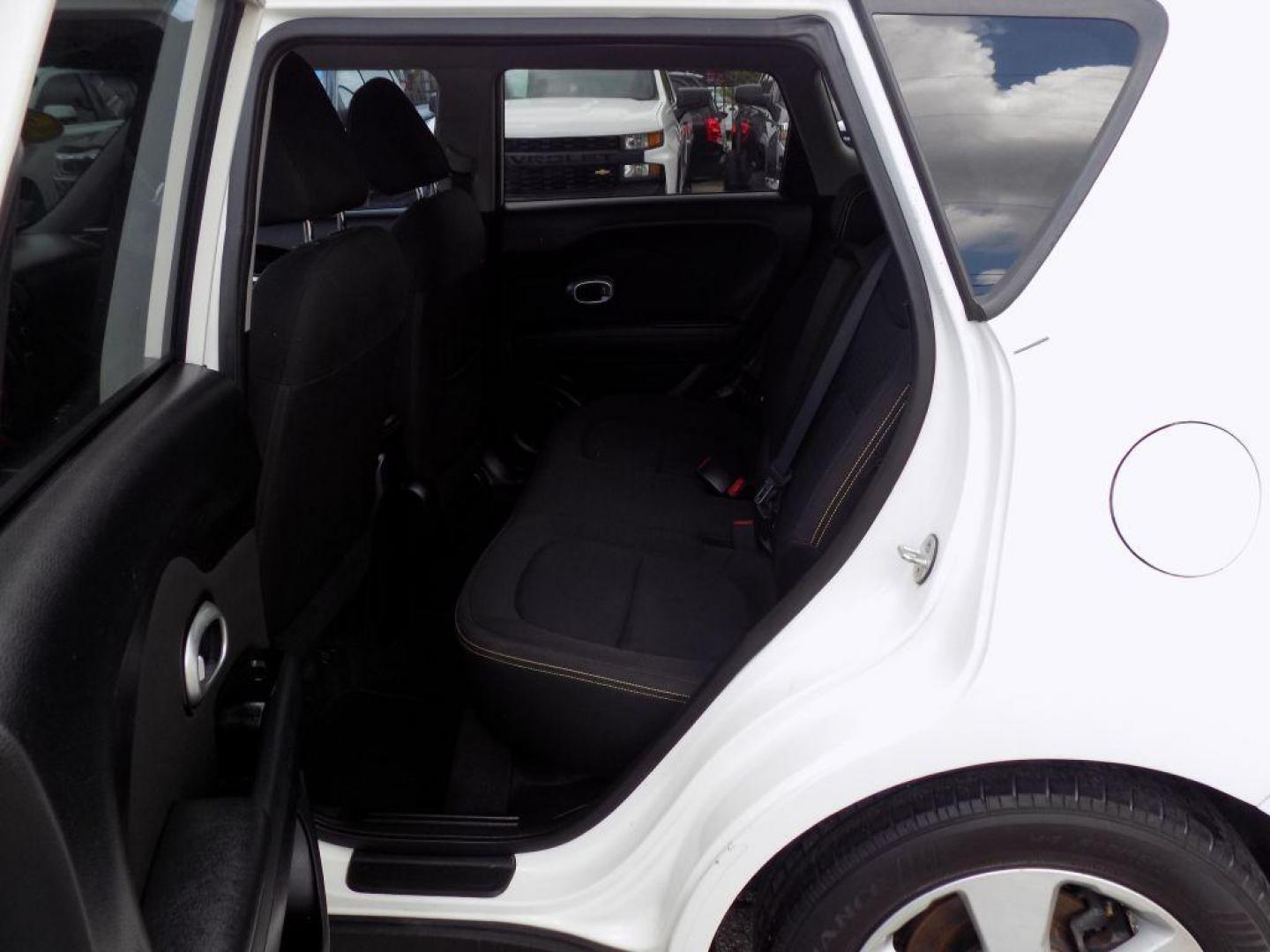 2016 WHITE KIA SOUL + (KNDJP3A52G7) with an 2.0L engine, Automatic transmission, located at 830 E. Canino Rd., Houston, TX, 77037, (281) 405-0440, 38.358219, -81.729942 - $1,700 DOWN + TT and L IN HOUSE FINANCING AVAILABLE FINANCIAMIENTO EN CASA DISPONIBLE CALL OR COME IN TODAY 281 405 0440 CANINO AUTO SALES, LLC - Photo#9