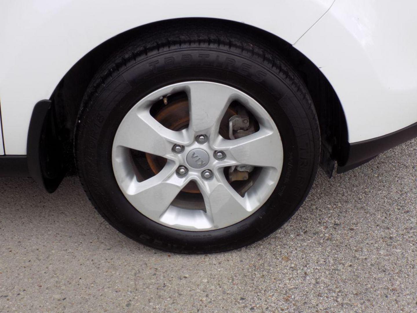 2016 WHITE KIA SOUL + (KNDJP3A52G7) with an 2.0L engine, Automatic transmission, located at 830 E. Canino Rd., Houston, TX, 77037, (281) 405-0440, 38.358219, -81.729942 - $1,700 DOWN + TT and L IN HOUSE FINANCING AVAILABLE FINANCIAMIENTO EN CASA DISPONIBLE CALL OR COME IN TODAY 281 405 0440 CANINO AUTO SALES, LLC - Photo#18