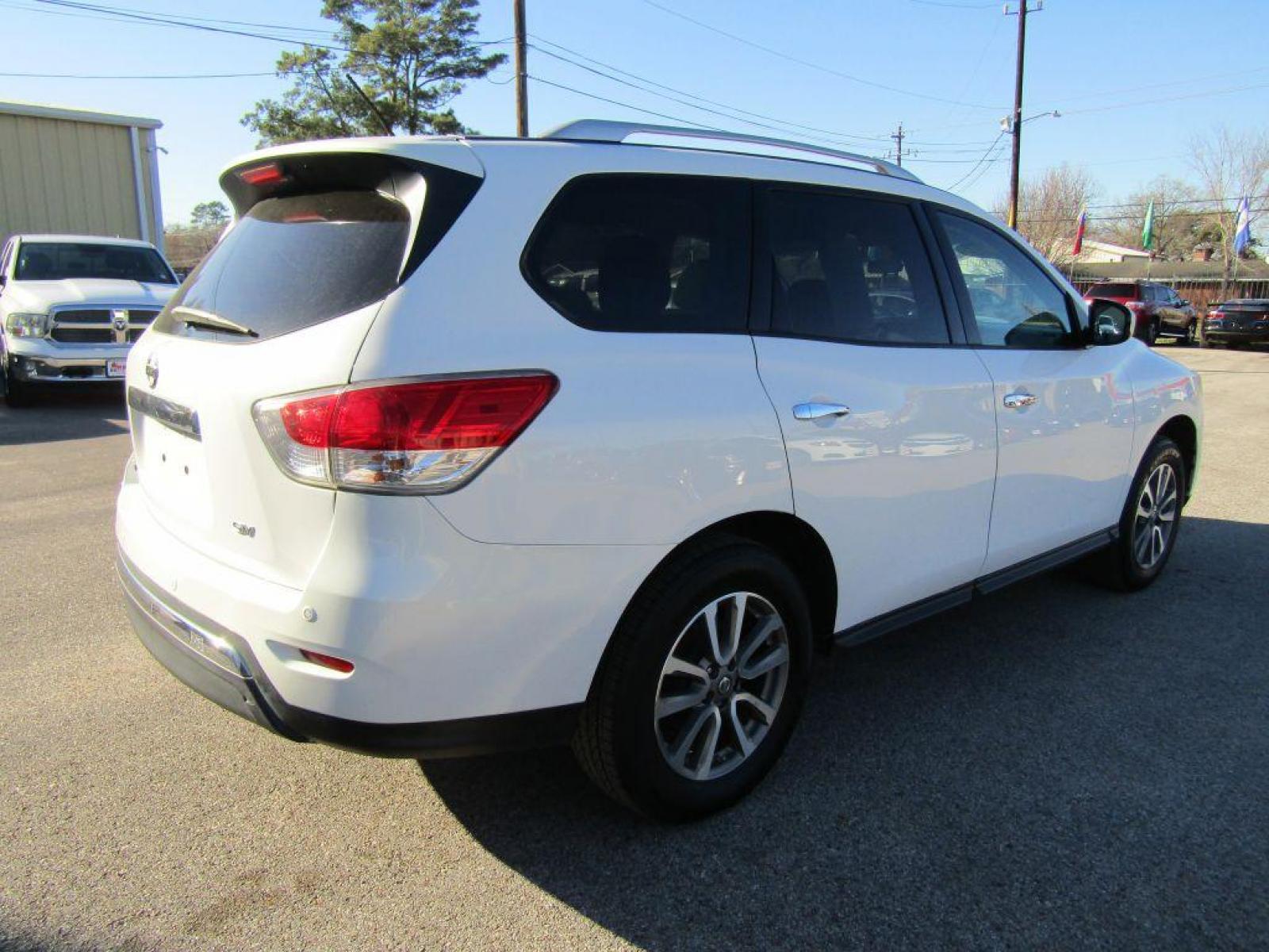 2013 WHITE NISSAN PATHFINDER S (5N1AR2MN4DC) with an 3.5L engine, Continuously Variable transmission, located at 830 E. Canino Rd., Houston, TX, 77037, (281) 405-0440, 38.358219, -81.729942 - Photo #2