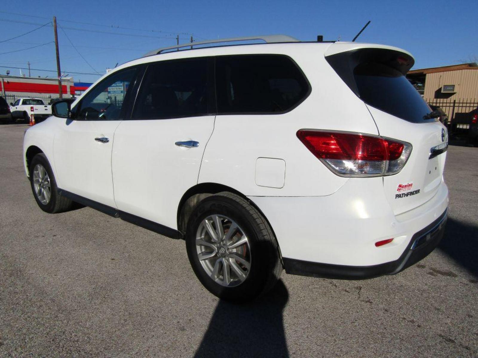 2013 WHITE NISSAN PATHFINDER S (5N1AR2MN4DC) with an 3.5L engine, Continuously Variable transmission, located at 830 E. Canino Rd., Houston, TX, 77037, (281) 405-0440, 38.358219, -81.729942 - Photo #4