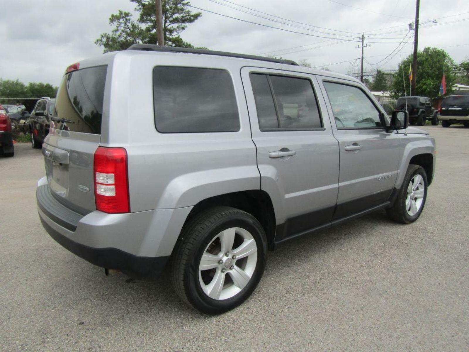 2016 GRAY JEEP PATRIOT LATITUDE (1C4NJRFB3GD) with an 2.4L engine, Continuously Variable transmission, located at 830 E. Canino Rd., Houston, TX, 77037, (281) 405-0440, 38.358219, -81.729942 - $1,800 DOWN + TT and L IN HOUSE FINANCING AVAILABLE FINANCIAMIENTO EN CASA DISPONIBLE CALL OR COME IN TODAY 281 405 0440 CANINO AUTO SALES, LLC - Photo #2