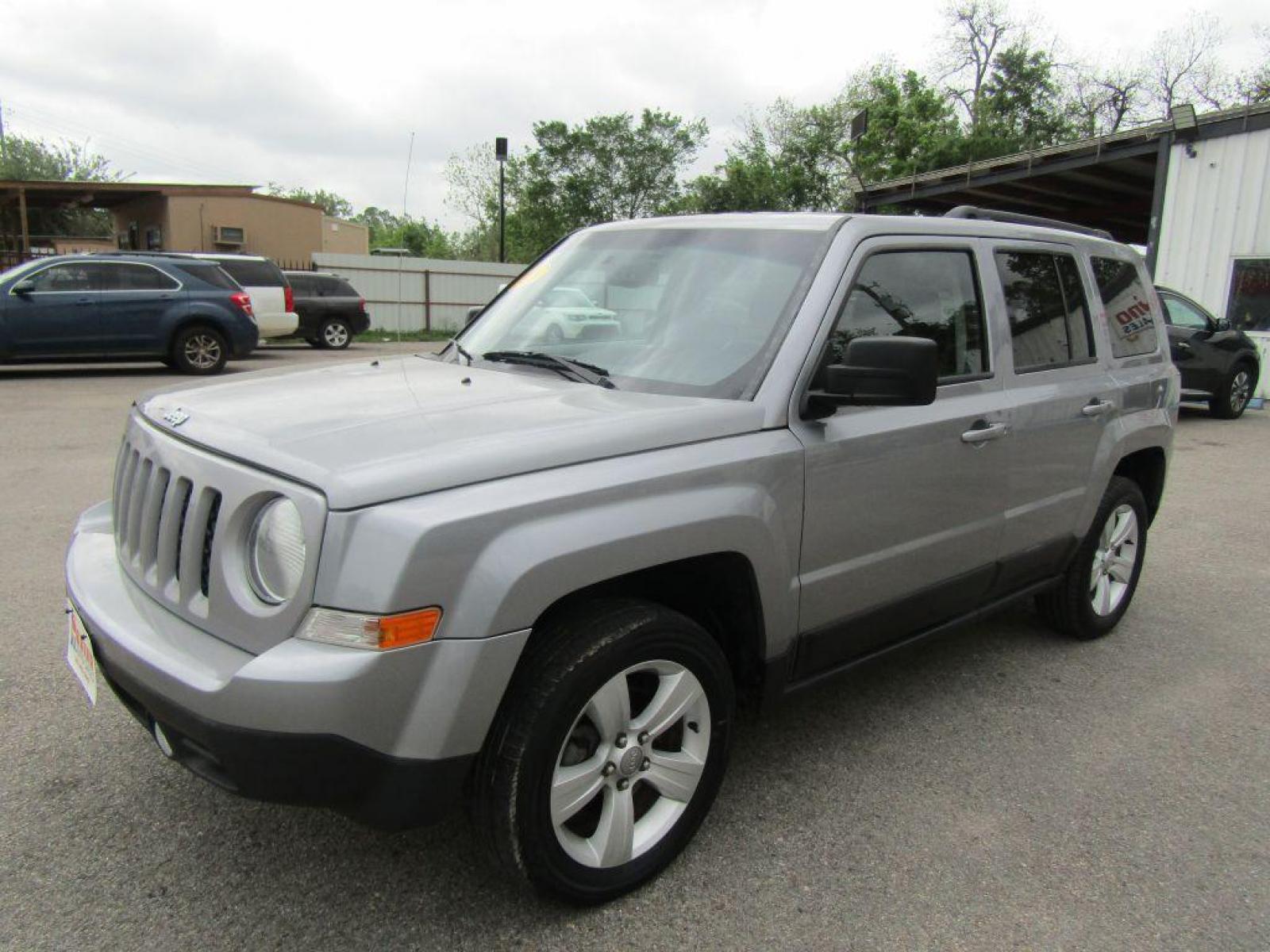 2016 GRAY JEEP PATRIOT LATITUDE (1C4NJRFB3GD) with an 2.4L engine, Continuously Variable transmission, located at 830 E. Canino Rd., Houston, TX, 77037, (281) 405-0440, 38.358219, -81.729942 - $1,800 DOWN + TT and L IN HOUSE FINANCING AVAILABLE FINANCIAMIENTO EN CASA DISPONIBLE CALL OR COME IN TODAY 281 405 0440 CANINO AUTO SALES, LLC - Photo #5
