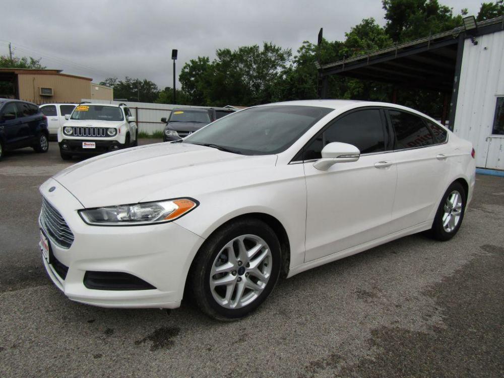 2016 WHITE FORD FUSION SE (3FA6P0H72GR) with an 2.5L engine, Automatic transmission, located at 830 E. Canino Rd., Houston, TX, 77037, (281) 405-0440, 38.358219, -81.729942 - $1,600 DOWN + TT and L IN HOUSE FINANCING AVAILABLE FINANCIAMIENTO EN CASA DISPONIBLE CALL OR COME IN TODAY 281 405 0440 CANINO AUTO SALES, LLC - Photo #5