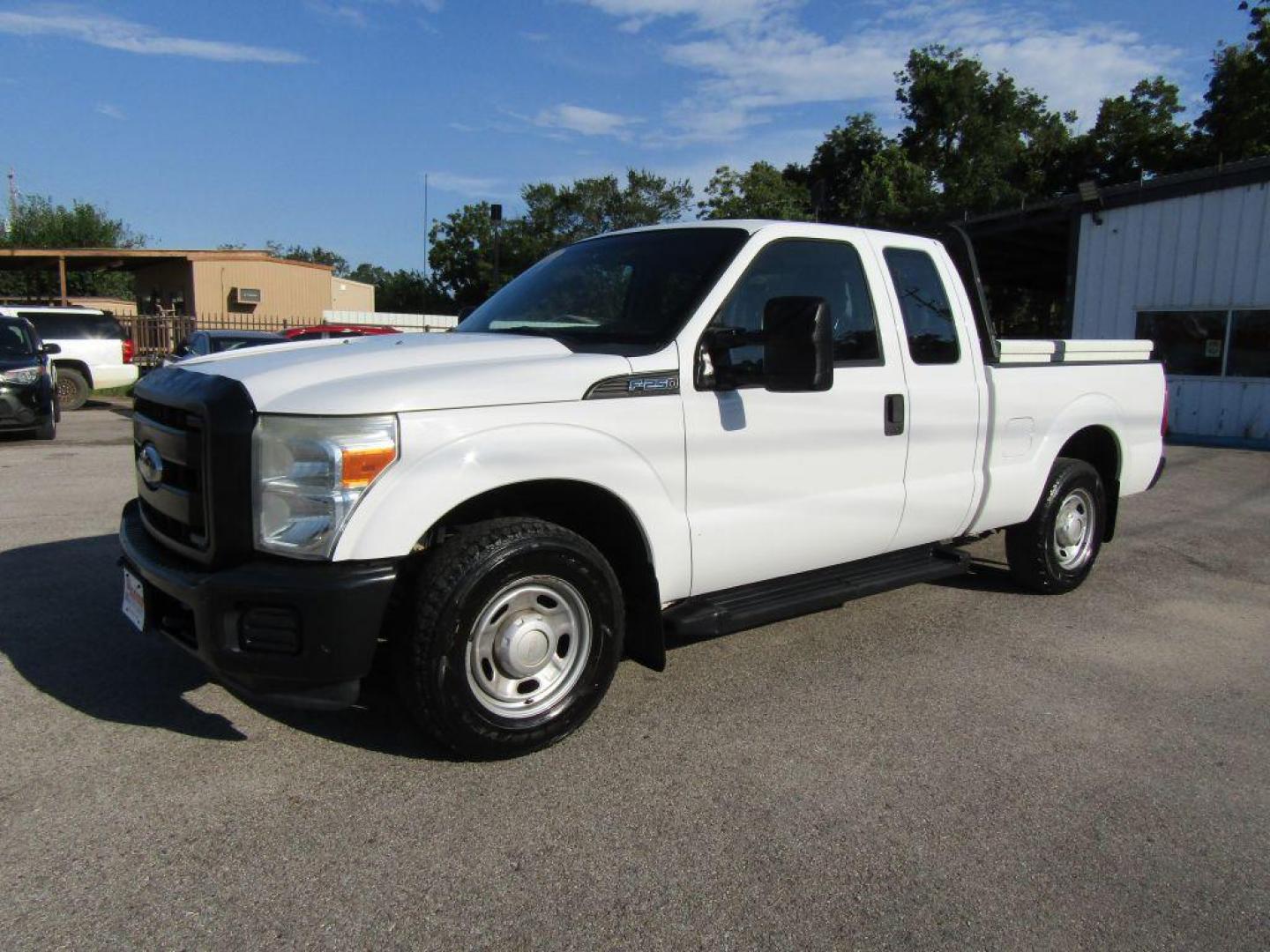 2011 WHITE FORD F250 SUPER DUTY (1FT7X2A65BE) with an 6.2L engine, Automatic transmission, located at 830 E. Canino Rd., Houston, TX, 77037, (281) 405-0440, 38.358219, -81.729942 - Photo#5