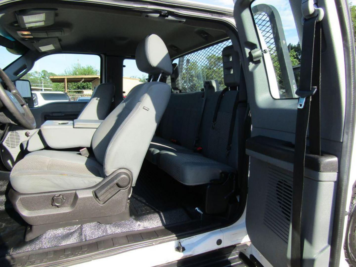 2011 WHITE FORD F250 SUPER DUTY (1FT7X2A65BE) with an 6.2L engine, Automatic transmission, located at 830 E. Canino Rd., Houston, TX, 77037, (281) 405-0440, 38.358219, -81.729942 - Photo#7