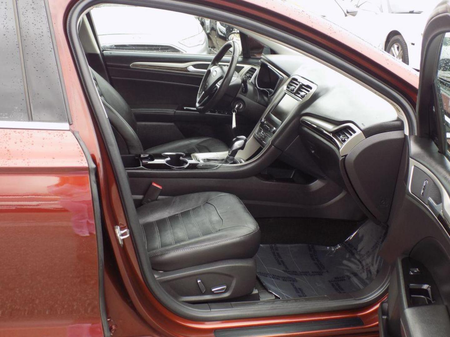 2016 BROWN FORD FUSION SE (3FA6P0HD6GR) with an 1.5L engine, Automatic transmission, located at 830 E. Canino Rd., Houston, TX, 77037, (281) 405-0440, 38.358219, -81.729942 - Photo#9