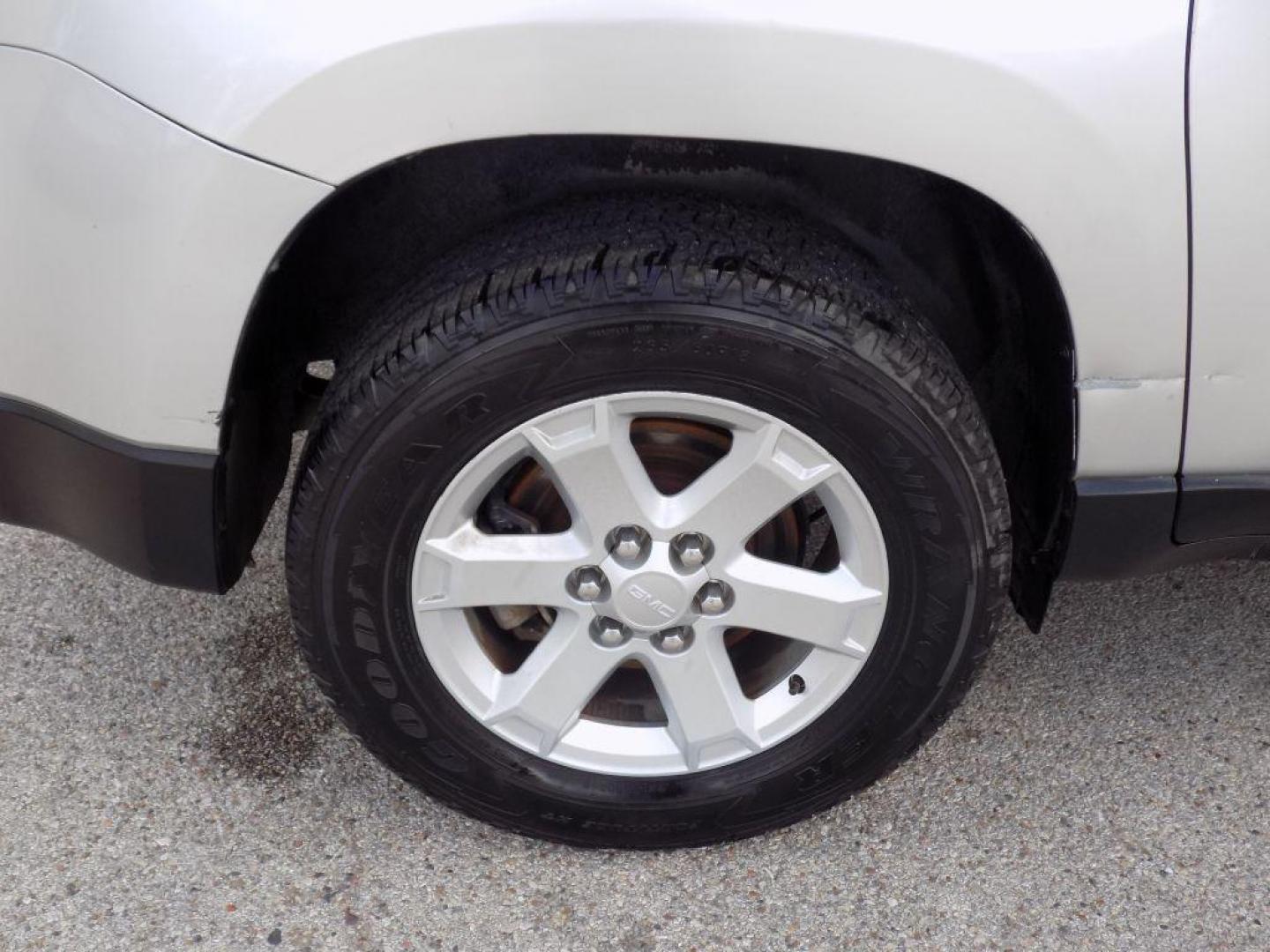 2014 SILVER GMC ACADIA SLE (1GKKRNED8EJ) with an 3.6L engine, Automatic transmission, located at 830 E. Canino Rd., Houston, TX, 77037, (281) 405-0440, 38.358219, -81.729942 - Photo#18