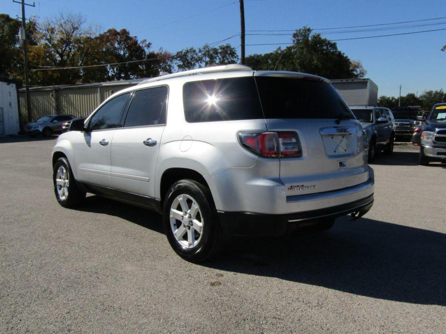 2014 SILVER GMC ACADIA SLE (1GKKRNED8EJ) with an 3.6L engine, Automatic transmission, located at 830 E. Canino Rd., Houston, TX, 77037, (281) 405-0440, 38.358219, -81.729942 - Photo#3
