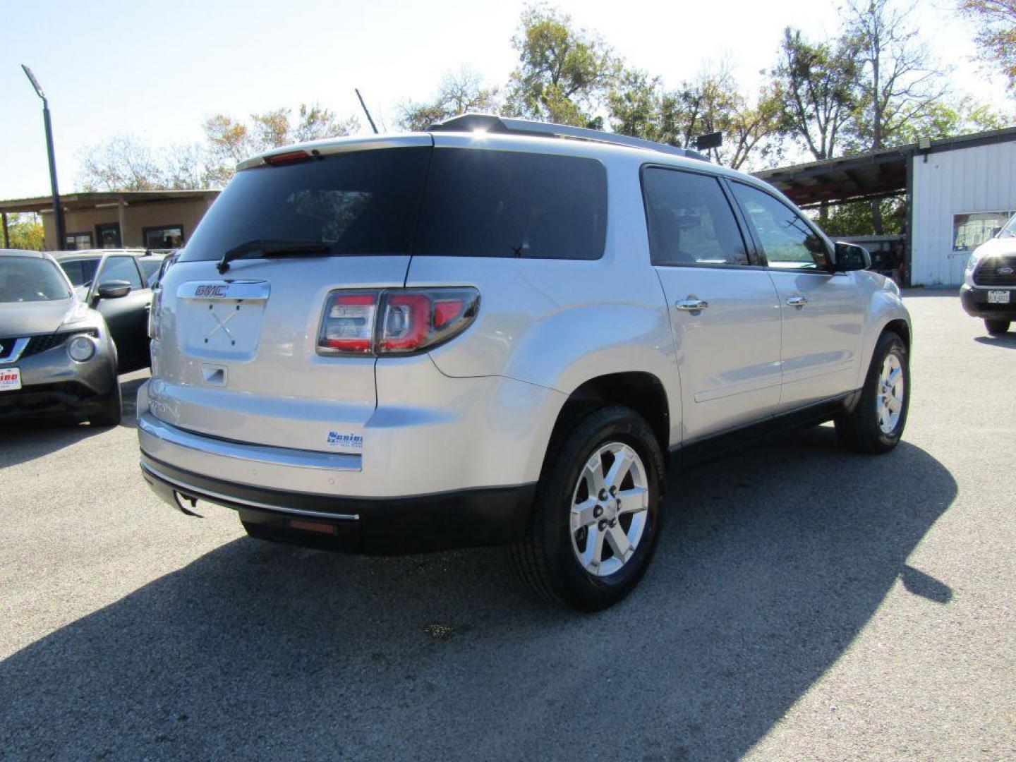 2014 SILVER GMC ACADIA SLE (1GKKRNED8EJ) with an 3.6L engine, Automatic transmission, located at 830 E. Canino Rd., Houston, TX, 77037, (281) 405-0440, 38.358219, -81.729942 - Photo#5