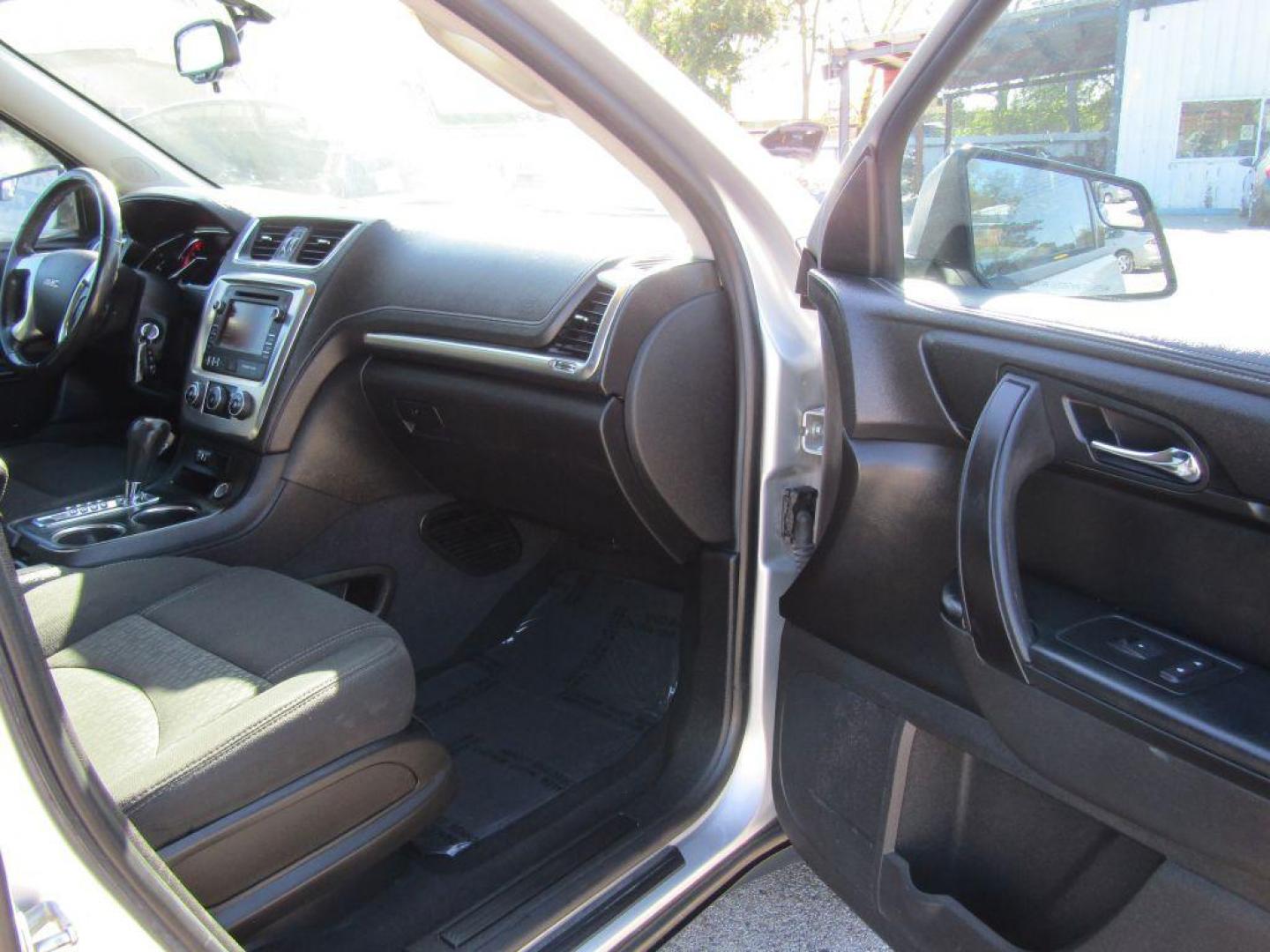 2014 SILVER GMC ACADIA SLE (1GKKRNED8EJ) with an 3.6L engine, Automatic transmission, located at 830 E. Canino Rd., Houston, TX, 77037, (281) 405-0440, 38.358219, -81.729942 - Photo#7