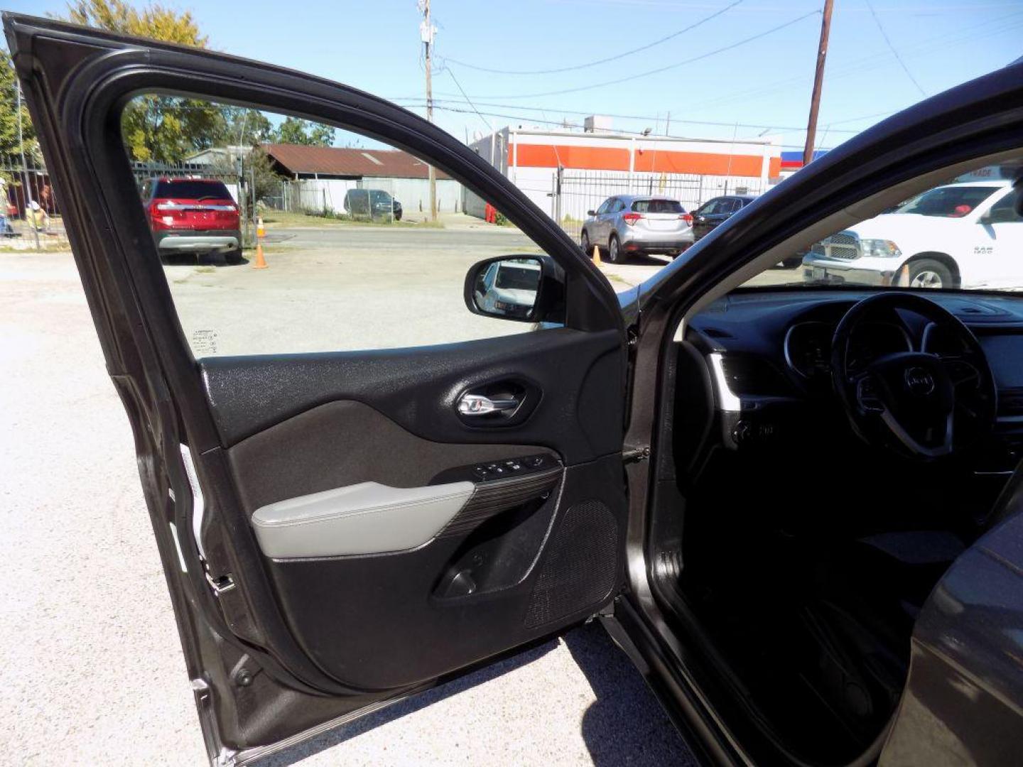 2014 GRAY JEEP CHEROKEE LATITUDE (1C4PJLCS3EW) with an 3.2L engine, Automatic transmission, located at 830 E. Canino Rd., Houston, TX, 77037, (281) 405-0440, 38.358219, -81.729942 - Photo#8