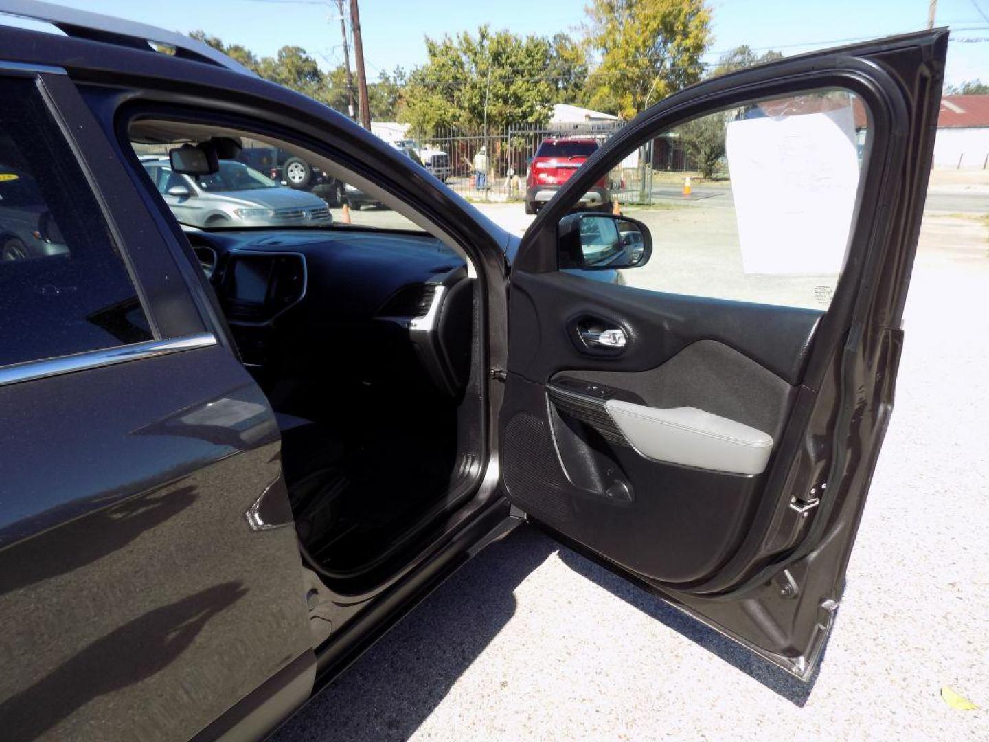 2014 GRAY JEEP CHEROKEE LATITUDE (1C4PJLCS3EW) with an 3.2L engine, Automatic transmission, located at 830 E. Canino Rd., Houston, TX, 77037, (281) 405-0440, 38.358219, -81.729942 - Photo#10