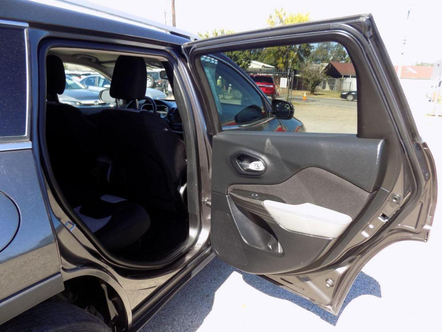 2014 GRAY JEEP CHEROKEE LATITUDE (1C4PJLCS3EW) with an 3.2L engine, Automatic transmission, located at 830 E. Canino Rd., Houston, TX, 77037, (281) 405-0440, 38.358219, -81.729942 - Photo#11