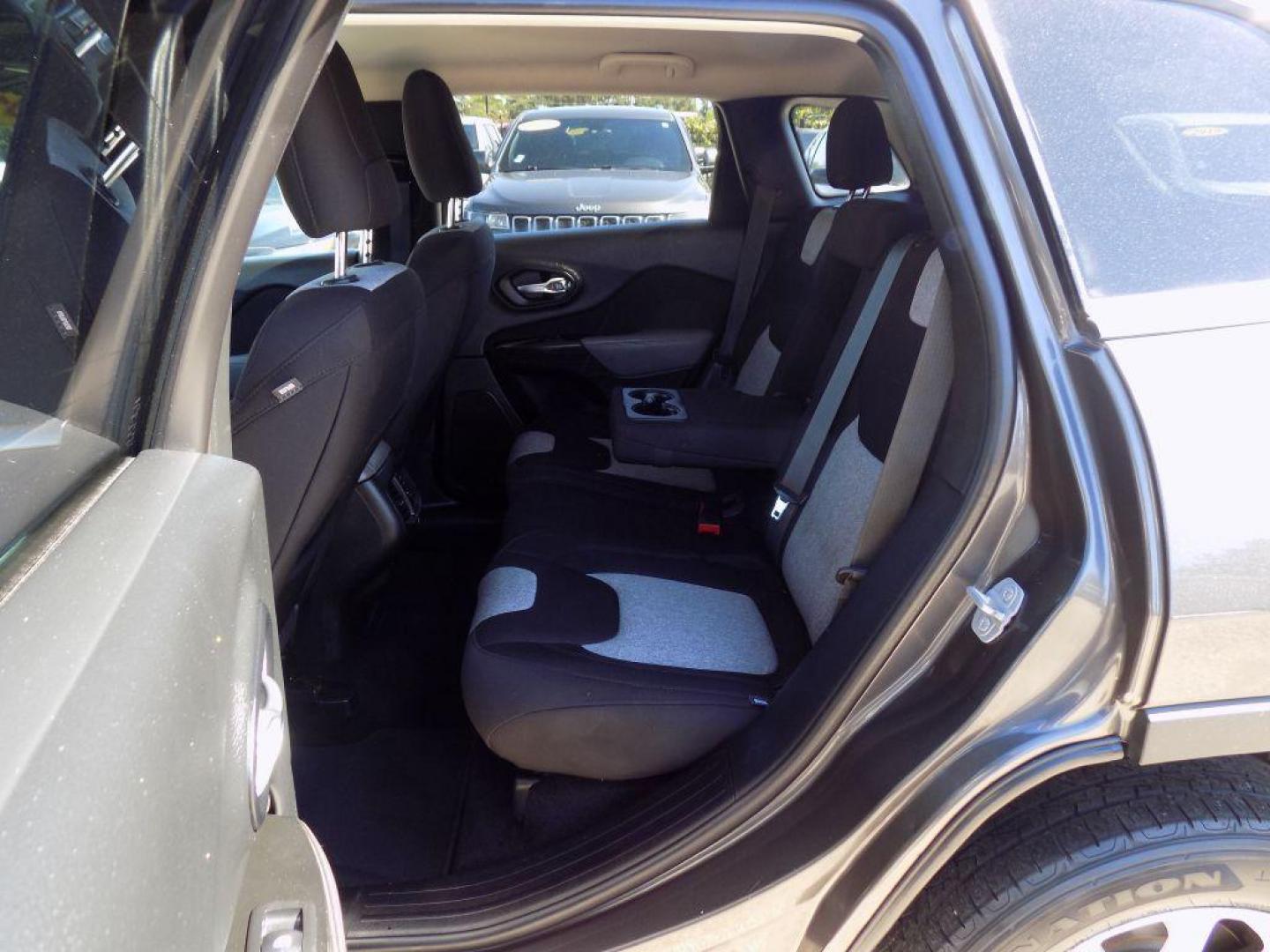 2014 GRAY JEEP CHEROKEE LATITUDE (1C4PJLCS3EW) with an 3.2L engine, Automatic transmission, located at 830 E. Canino Rd., Houston, TX, 77037, (281) 405-0440, 38.358219, -81.729942 - Photo#13