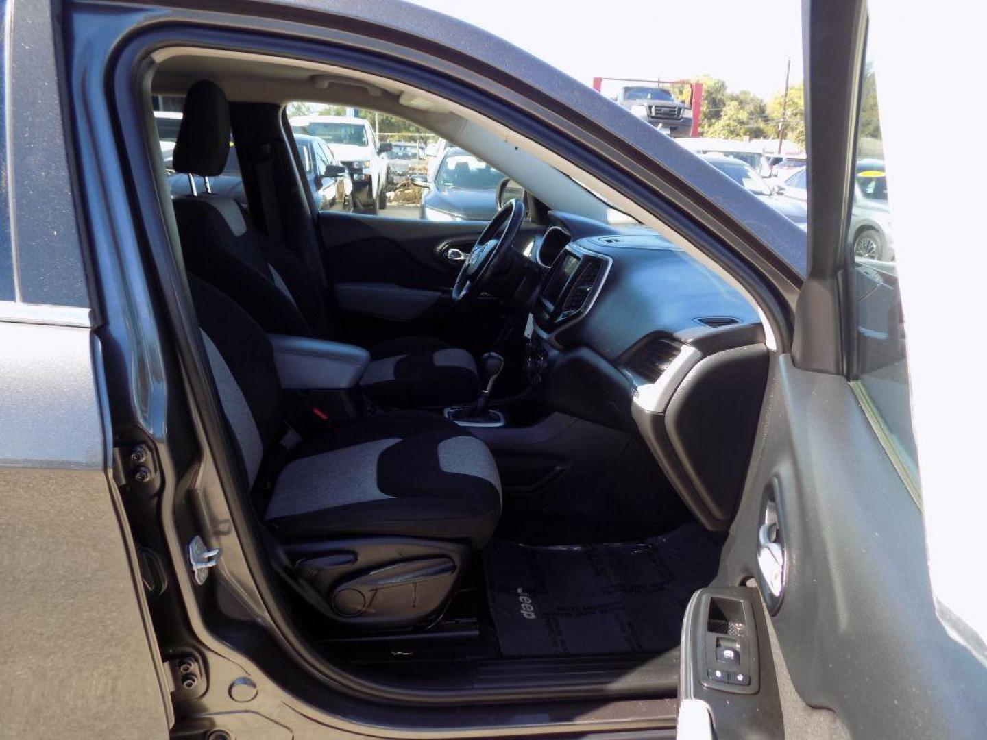 2014 GRAY JEEP CHEROKEE LATITUDE (1C4PJLCS3EW) with an 3.2L engine, Automatic transmission, located at 830 E. Canino Rd., Houston, TX, 77037, (281) 405-0440, 38.358219, -81.729942 - Photo#14