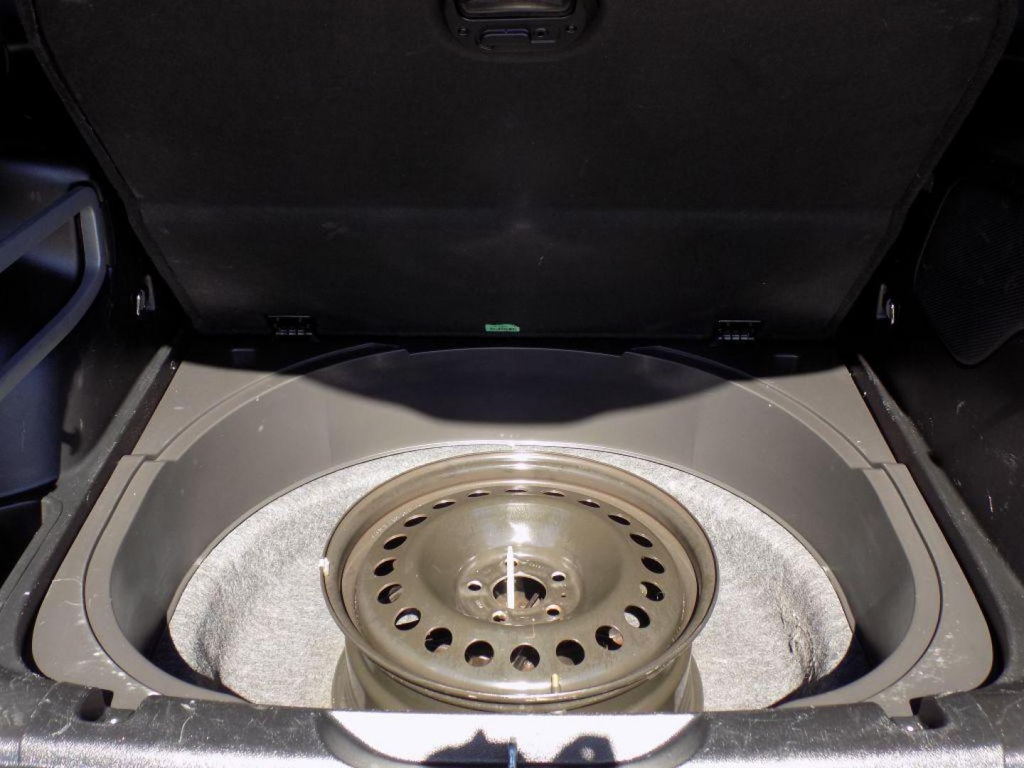 2014 GRAY JEEP CHEROKEE LATITUDE (1C4PJLCS3EW) with an 3.2L engine, Automatic transmission, located at 830 E. Canino Rd., Houston, TX, 77037, (281) 405-0440, 38.358219, -81.729942 - Photo#18