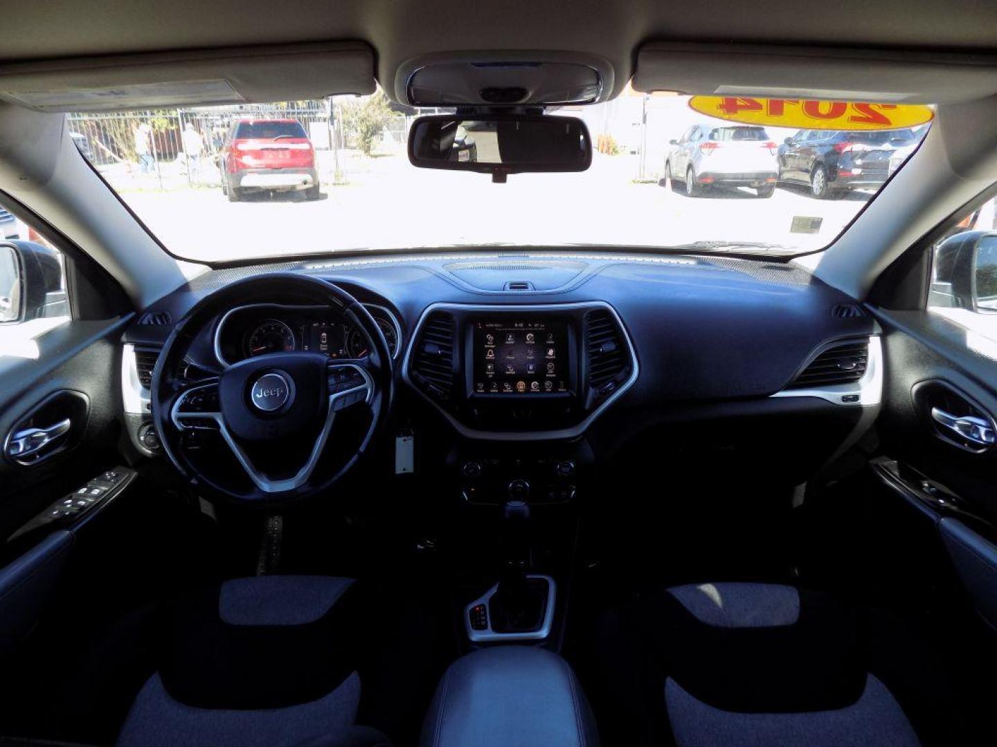 2014 GRAY JEEP CHEROKEE LATITUDE (1C4PJLCS3EW) with an 3.2L engine, Automatic transmission, located at 830 E. Canino Rd., Houston, TX, 77037, (281) 405-0440, 38.358219, -81.729942 - Photo#19