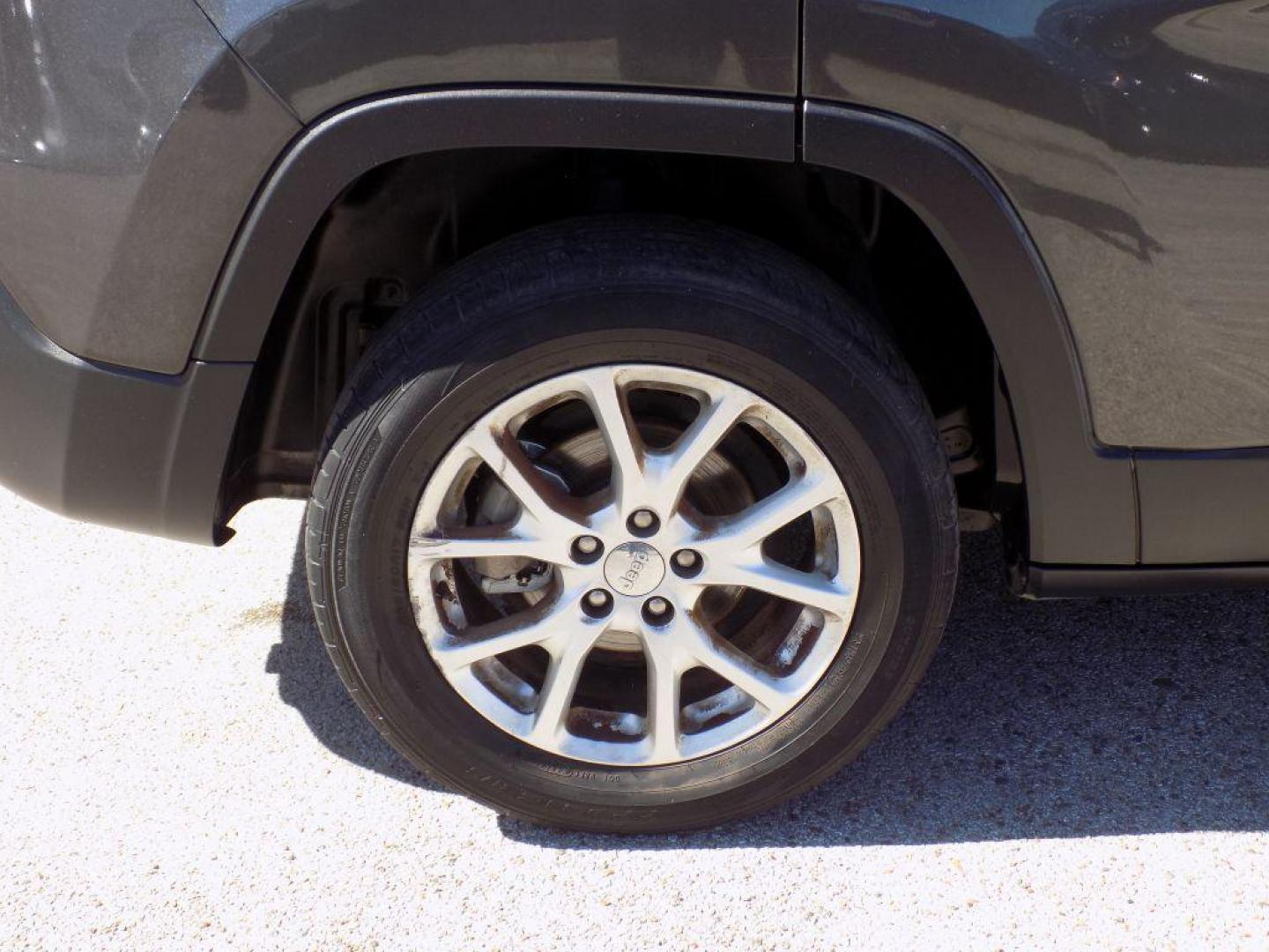 2014 GRAY JEEP CHEROKEE LATITUDE (1C4PJLCS3EW) with an 3.2L engine, Automatic transmission, located at 830 E. Canino Rd., Houston, TX, 77037, (281) 405-0440, 38.358219, -81.729942 - Photo#22