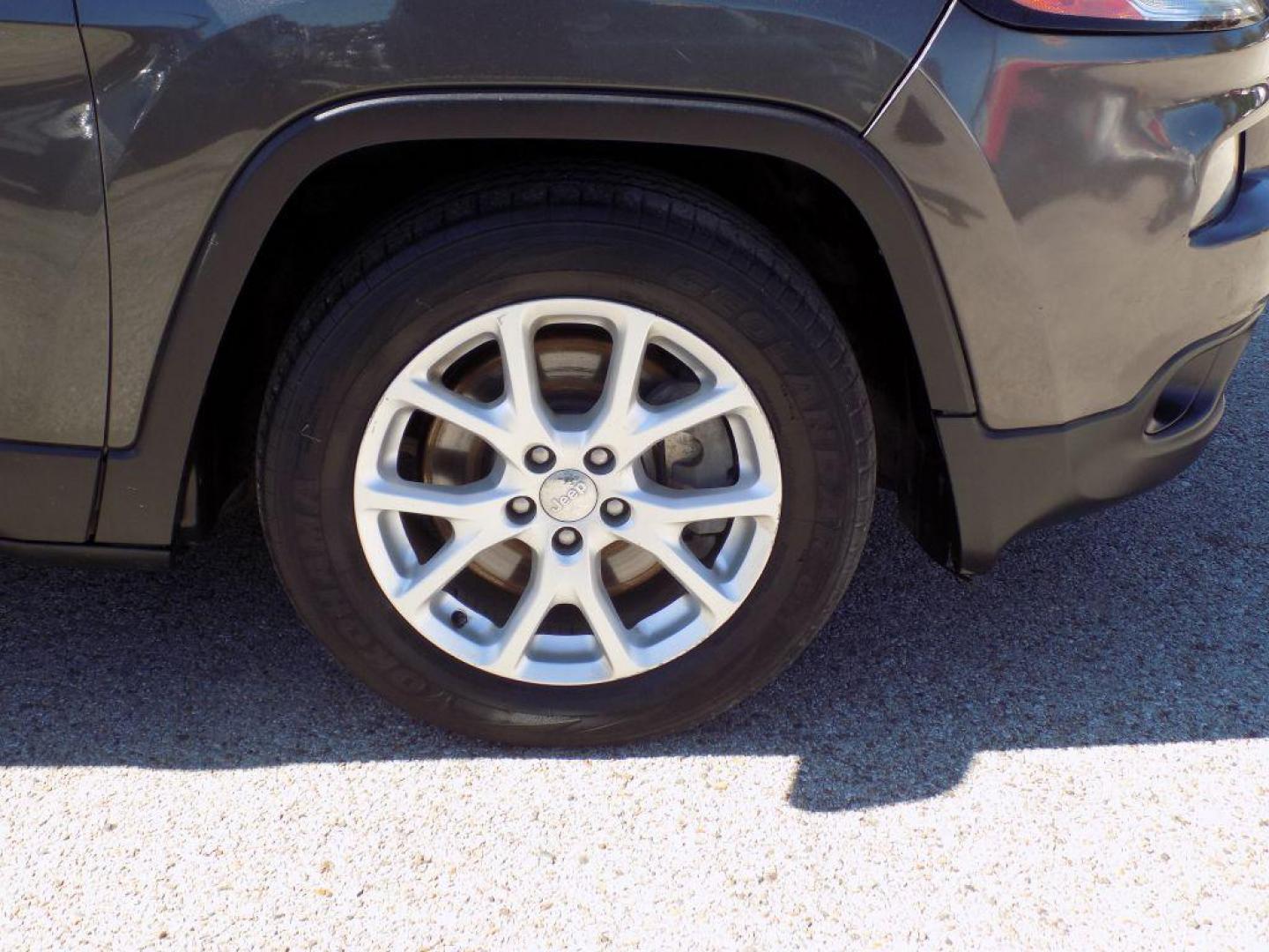 2014 GRAY JEEP CHEROKEE LATITUDE (1C4PJLCS3EW) with an 3.2L engine, Automatic transmission, located at 830 E. Canino Rd., Houston, TX, 77037, (281) 405-0440, 38.358219, -81.729942 - Photo#23