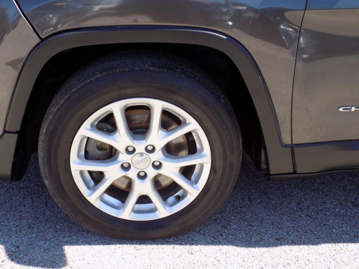 2014 GRAY JEEP CHEROKEE LATITUDE (1C4PJLCS3EW) with an 3.2L engine, Automatic transmission, located at 830 E. Canino Rd., Houston, TX, 77037, (281) 405-0440, 38.358219, -81.729942 - Photo#24