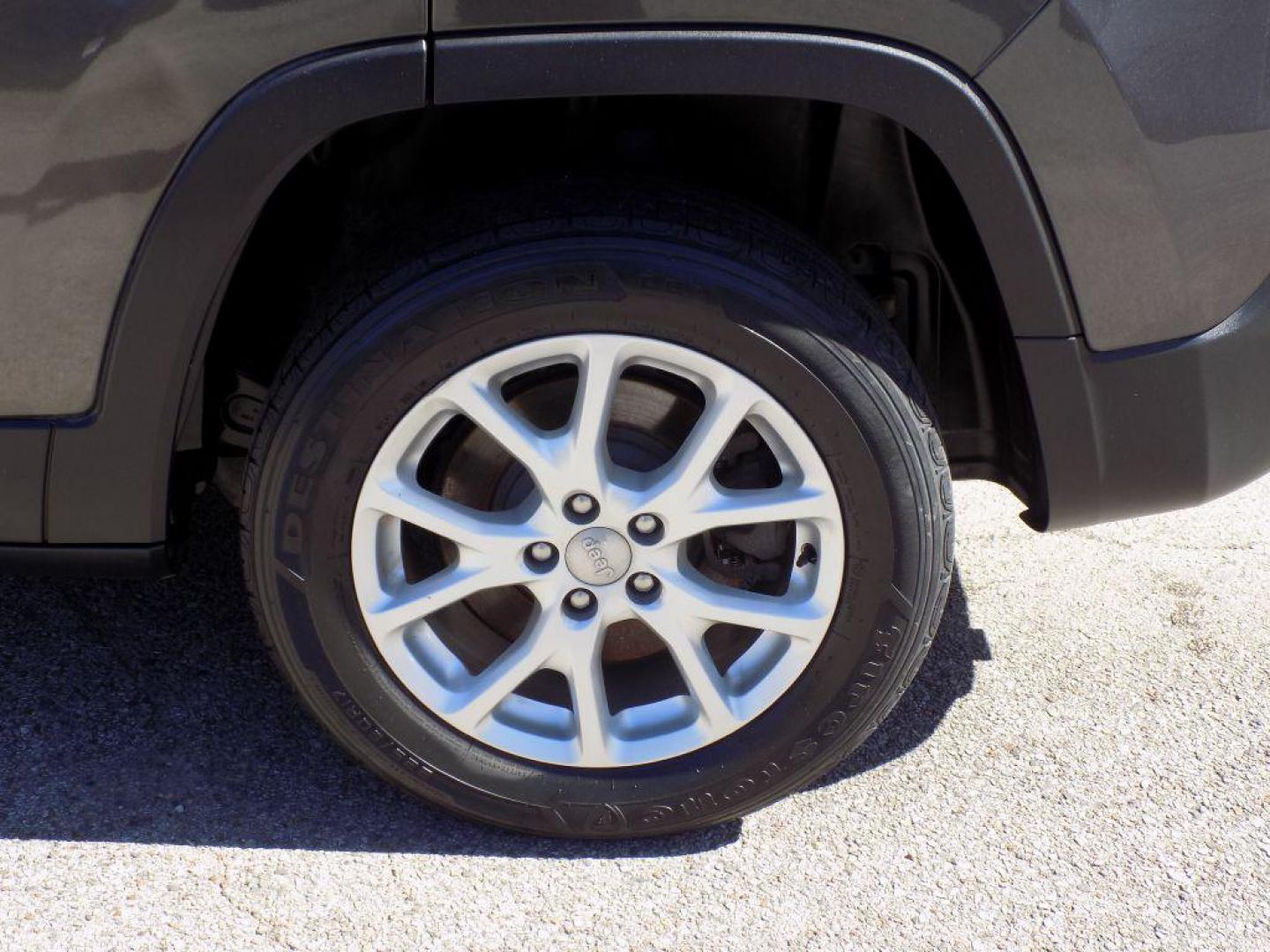 2014 GRAY JEEP CHEROKEE LATITUDE (1C4PJLCS3EW) with an 3.2L engine, Automatic transmission, located at 830 E. Canino Rd., Houston, TX, 77037, (281) 405-0440, 38.358219, -81.729942 - Photo#25