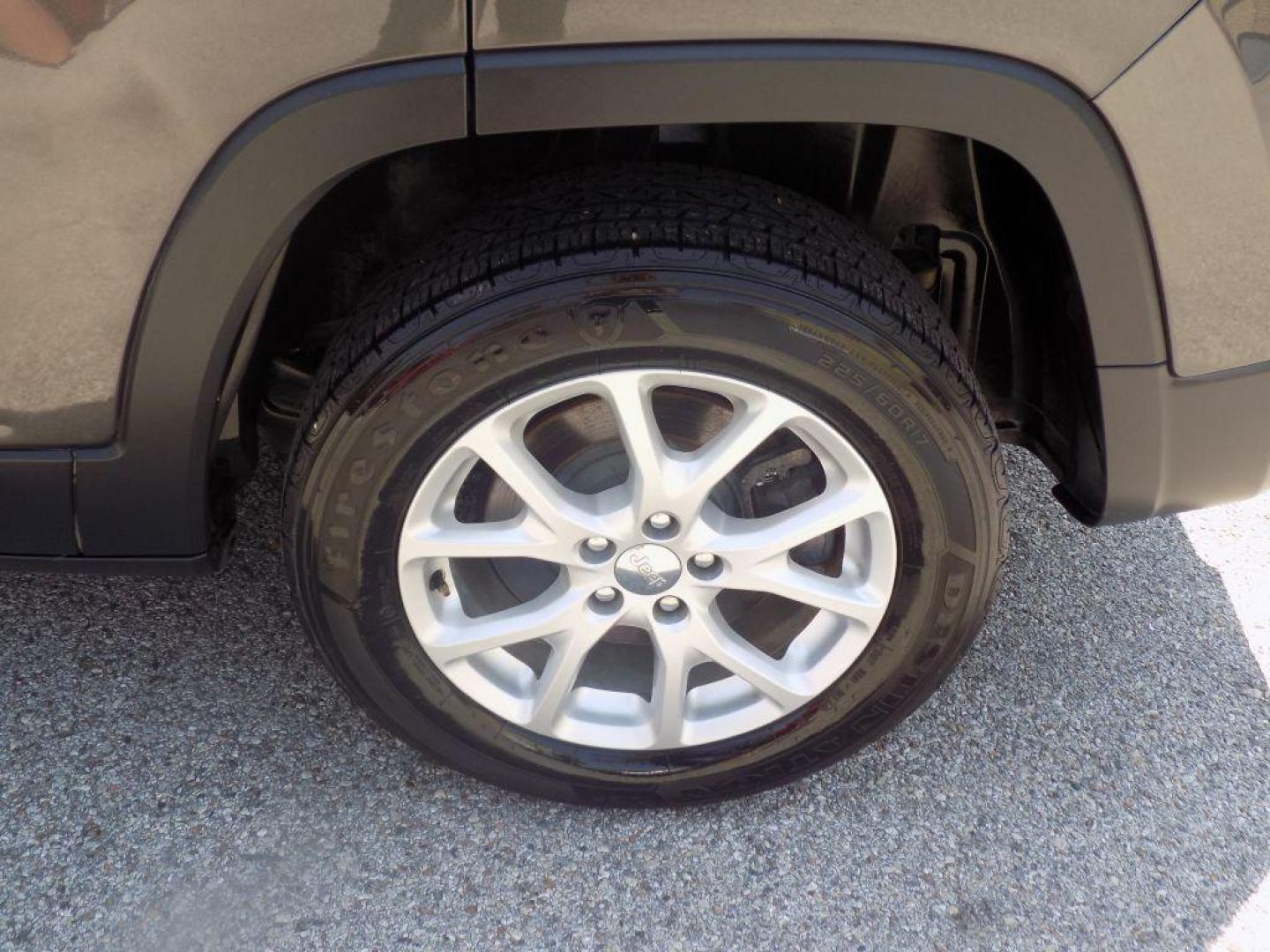 2014 GRAY JEEP CHEROKEE LATITUDE (1C4PJLCS3EW) with an 3.2L engine, Automatic transmission, located at 830 E. Canino Rd., Houston, TX, 77037, (281) 405-0440, 38.358219, -81.729942 - Photo#17