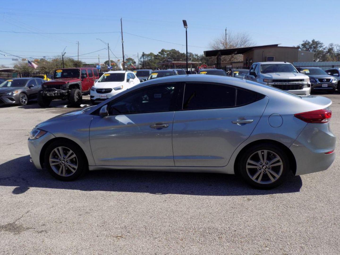 2017 SILVER HYUNDAI ELANTRA SE (5NPD84LF3HH) with an 2.0L engine, Automatic transmission, located at 830 E. Canino Rd., Houston, TX, 77037, (281) 405-0440, 38.358219, -81.729942 - VENGA A VISITARNOS A CANINO AUTO SALES. ENTRE CAMINANDO Y SALGA MANEJANDO. APROVACION GARANTIZADA CON REQUISITOS MINIMOS! PREGUNTEN POR JESSICA, MAY, O CARRIE PARA SU APROBACION SEGURA. ??830 E CANINO RD HOUSTON TX 77037 ??(281) 405-0440 come visit us today!! walk in/ drive out in minutes! - Photo#3