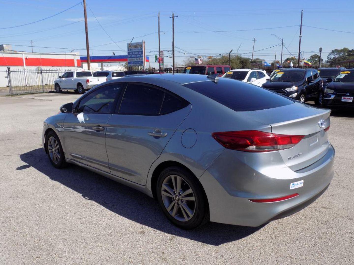 2017 SILVER HYUNDAI ELANTRA SE (5NPD84LF3HH) with an 2.0L engine, Automatic transmission, located at 830 E. Canino Rd., Houston, TX, 77037, (281) 405-0440, 38.358219, -81.729942 - VENGA A VISITARNOS A CANINO AUTO SALES. ENTRE CAMINANDO Y SALGA MANEJANDO. APROVACION GARANTIZADA CON REQUISITOS MINIMOS! PREGUNTEN POR JESSICA, MAY, O CARRIE PARA SU APROBACION SEGURA. ??830 E CANINO RD HOUSTON TX 77037 ??(281) 405-0440 come visit us today!! walk in/ drive out in minutes! - Photo#4