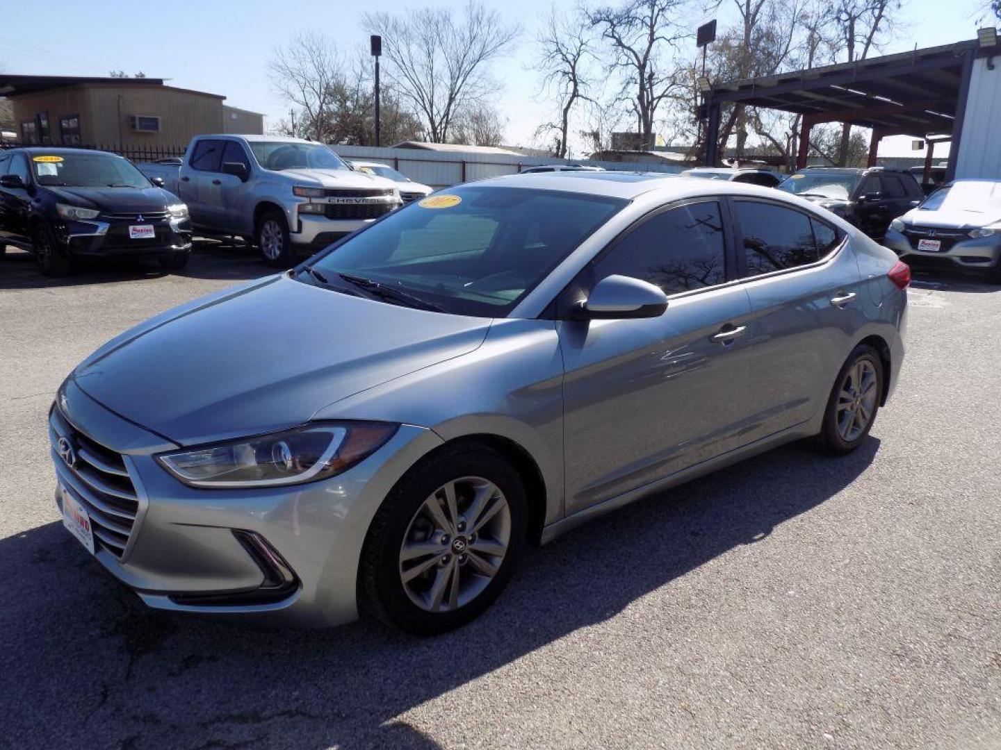 2017 SILVER HYUNDAI ELANTRA SE (5NPD84LF3HH) with an 2.0L engine, Automatic transmission, located at 830 E. Canino Rd., Houston, TX, 77037, (281) 405-0440, 38.358219, -81.729942 - VENGA A VISITARNOS A CANINO AUTO SALES. ENTRE CAMINANDO Y SALGA MANEJANDO. APROVACION GARANTIZADA CON REQUISITOS MINIMOS! PREGUNTEN POR JESSICA, MAY, O CARRIE PARA SU APROBACION SEGURA. ??830 E CANINO RD HOUSTON TX 77037 ??(281) 405-0440 come visit us today!! walk in/ drive out in minutes! - Photo#5